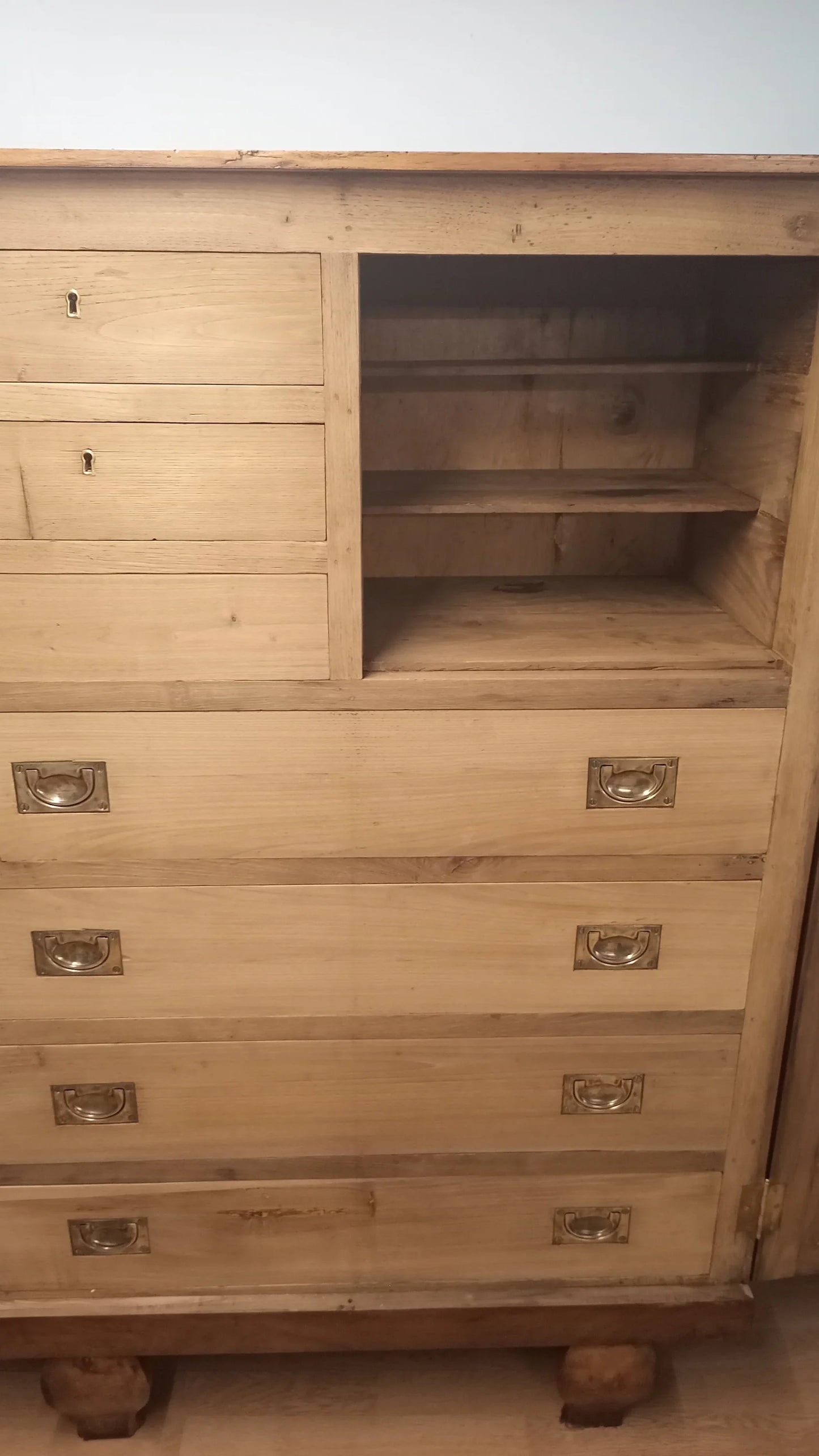 Mobile cassettiera in noce restaurata inizi 900 con cassetti e scomparto a ripiani in legno chiaro
