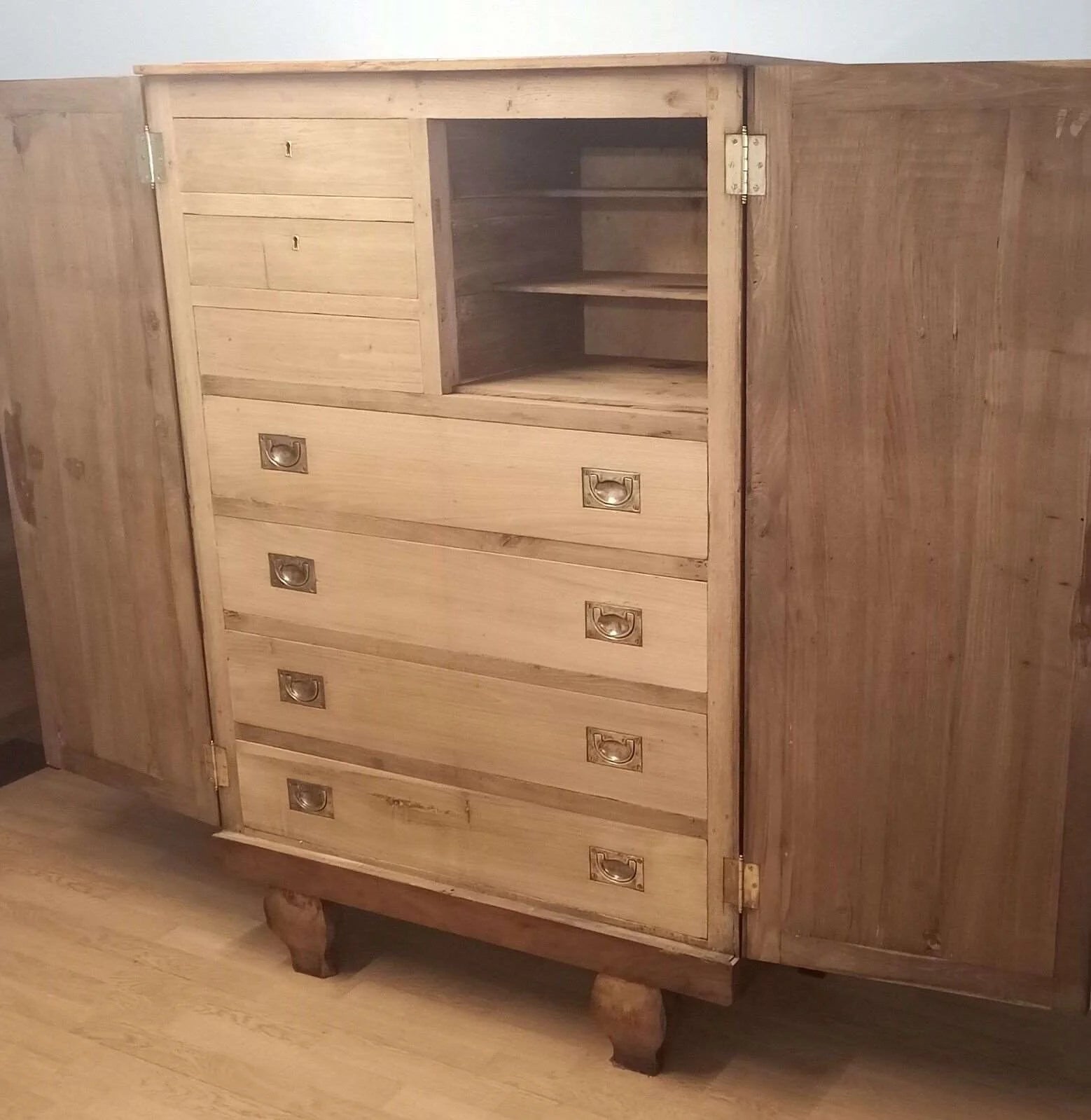 Mobile in noce inizi 900 con cassettiera interna e vano laterale in legno restaurato con ferramenti in ottone