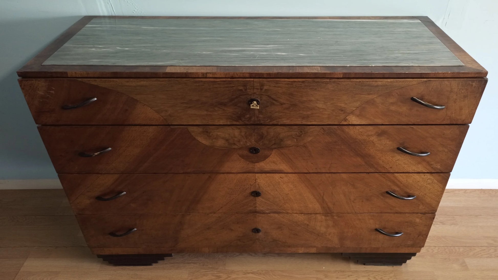 Cassettiera legno vintage con quattro cassetti e maniglie metalliche per camera letto con base curva