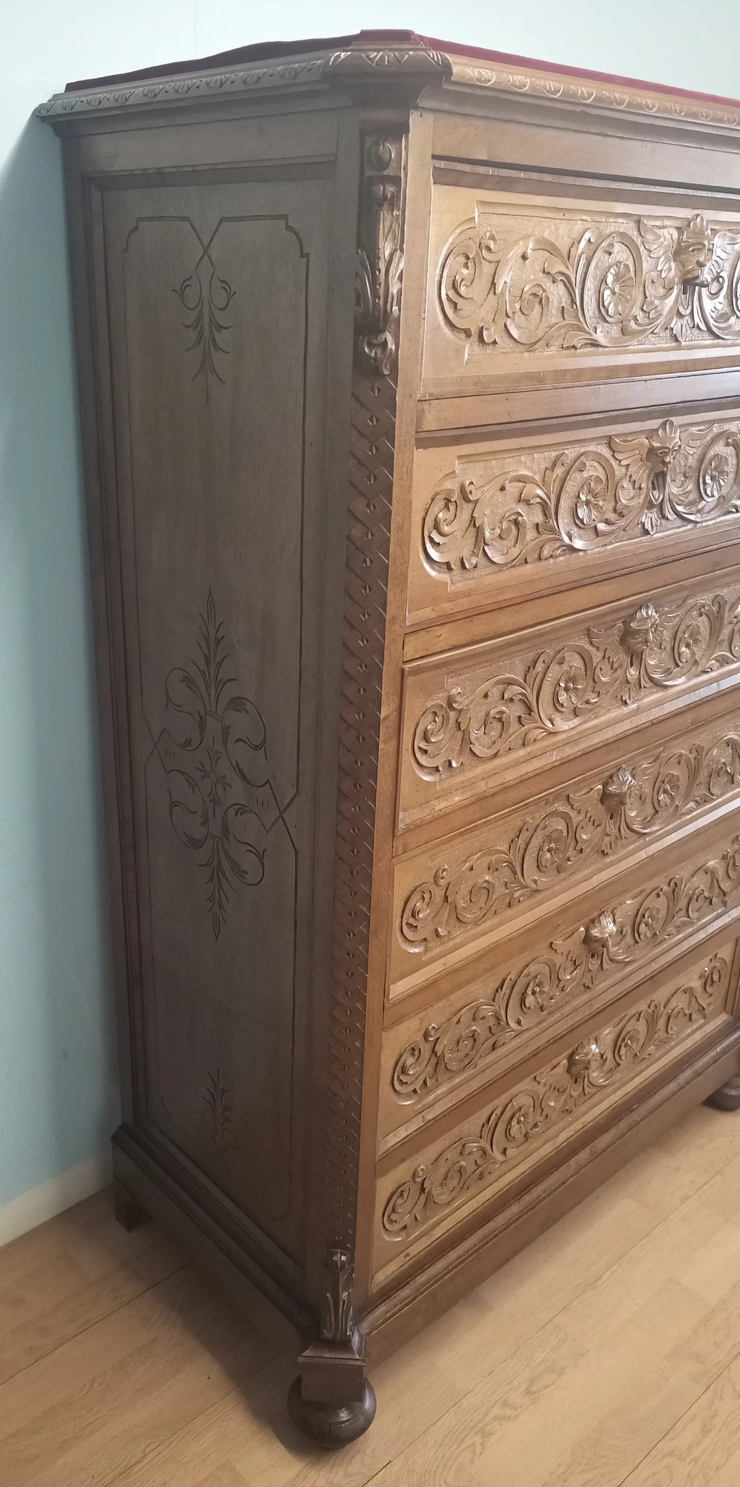 Cassettiera italiana noce in set di 3 con intagli decorativi a volute sui frontali dei cassetti in legno ornato