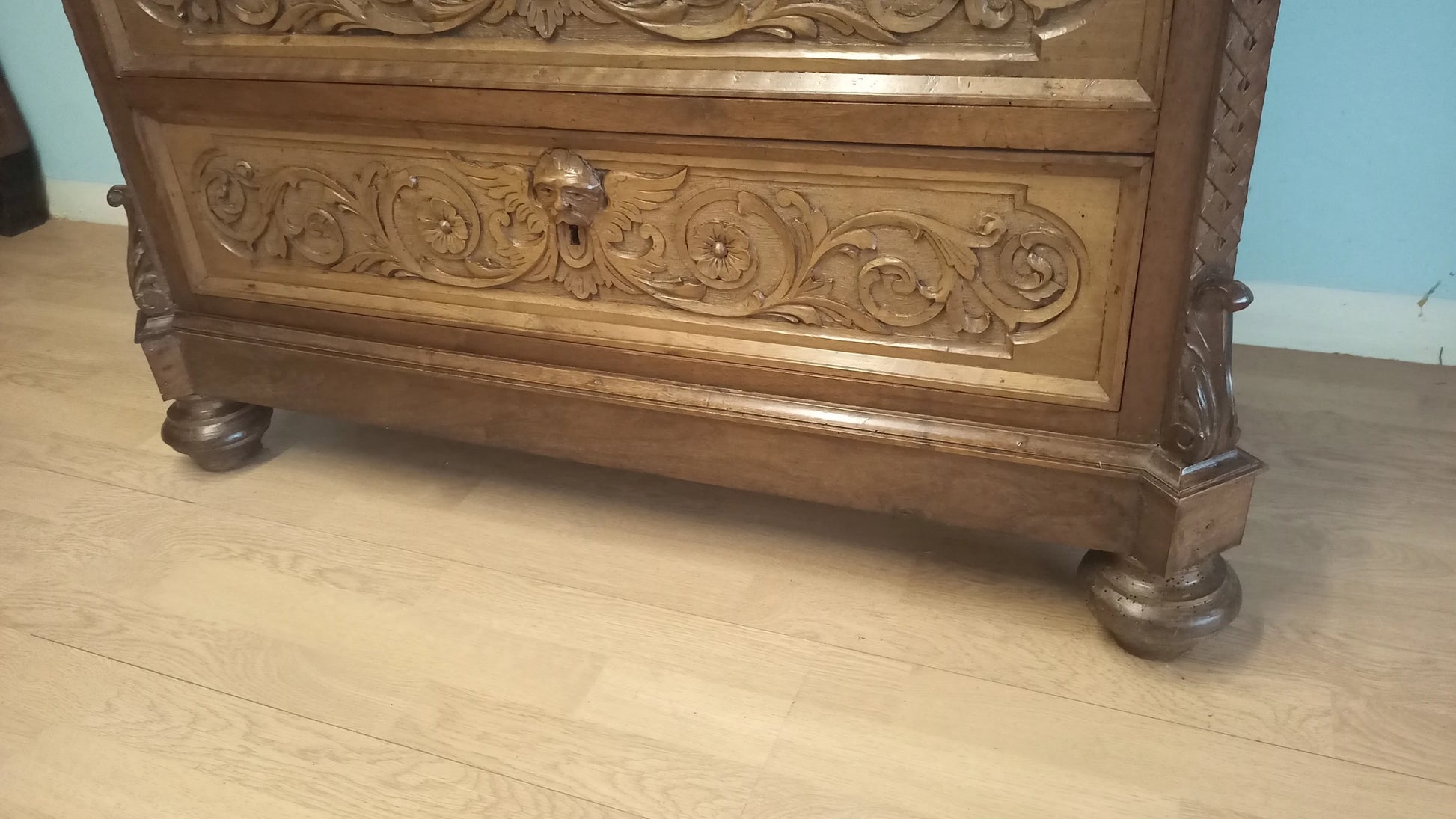 Ornata cassettiera italiana in noce con intagli decorativi e piedi a pigna, set di 3 comodini del xix secolo