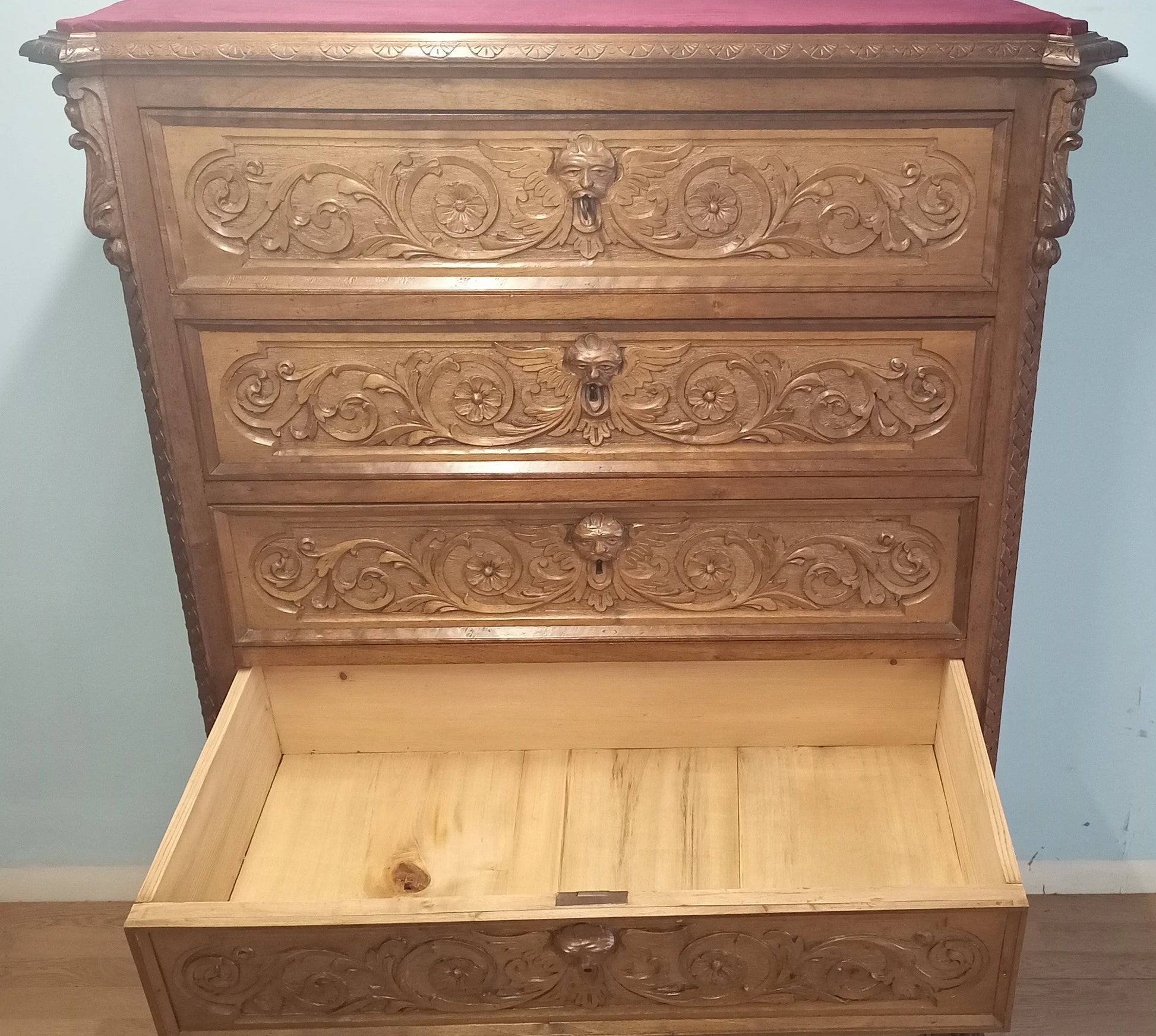 Cassettiera italiana noce set di 3 con quattro cassetti intagliati a motivi floreali decorativi in legno decorato
