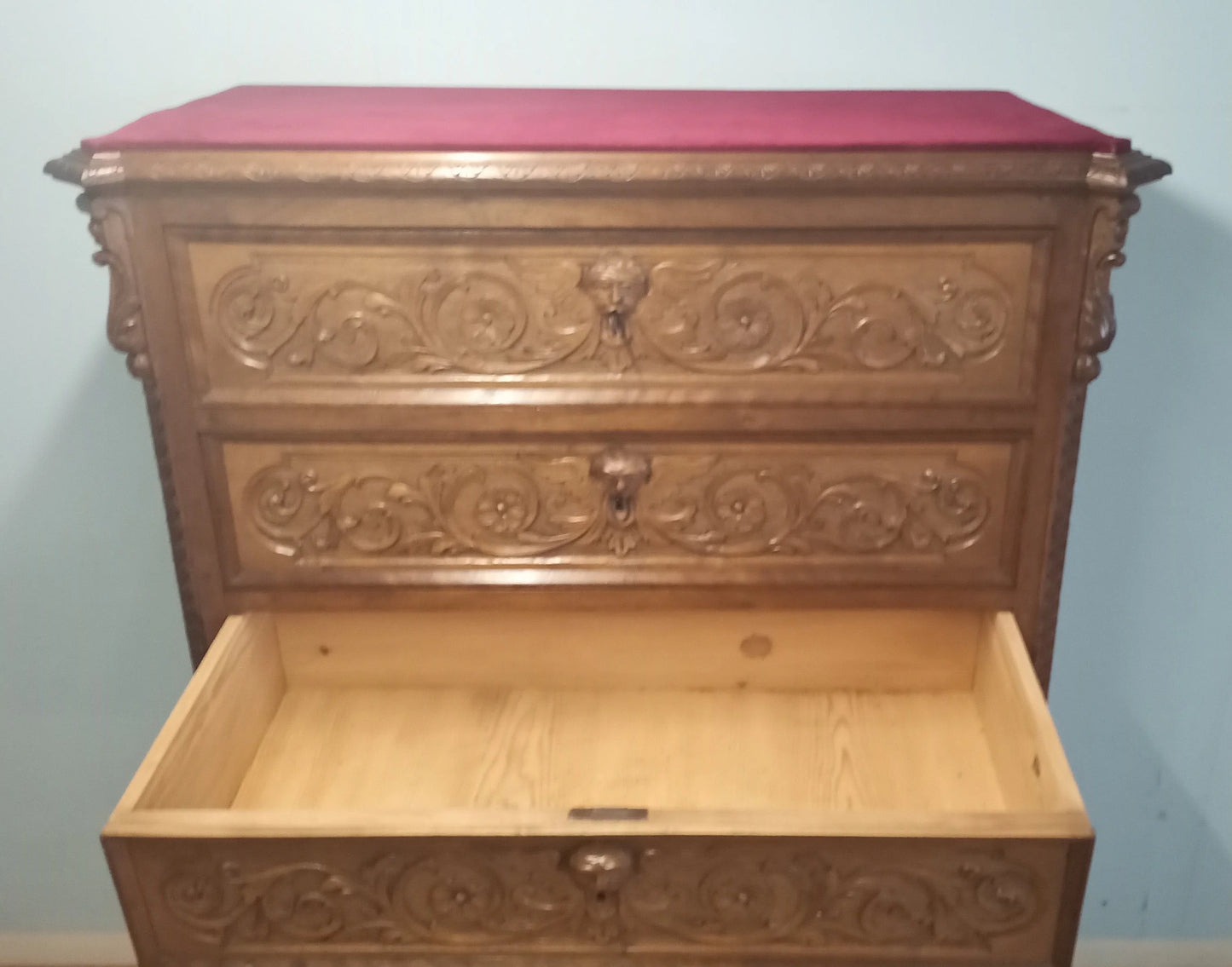 Canoniera italiana noce con tre cassetti e pannelli intagliati decorativi in set di comodini e cassettiera XIX secolo