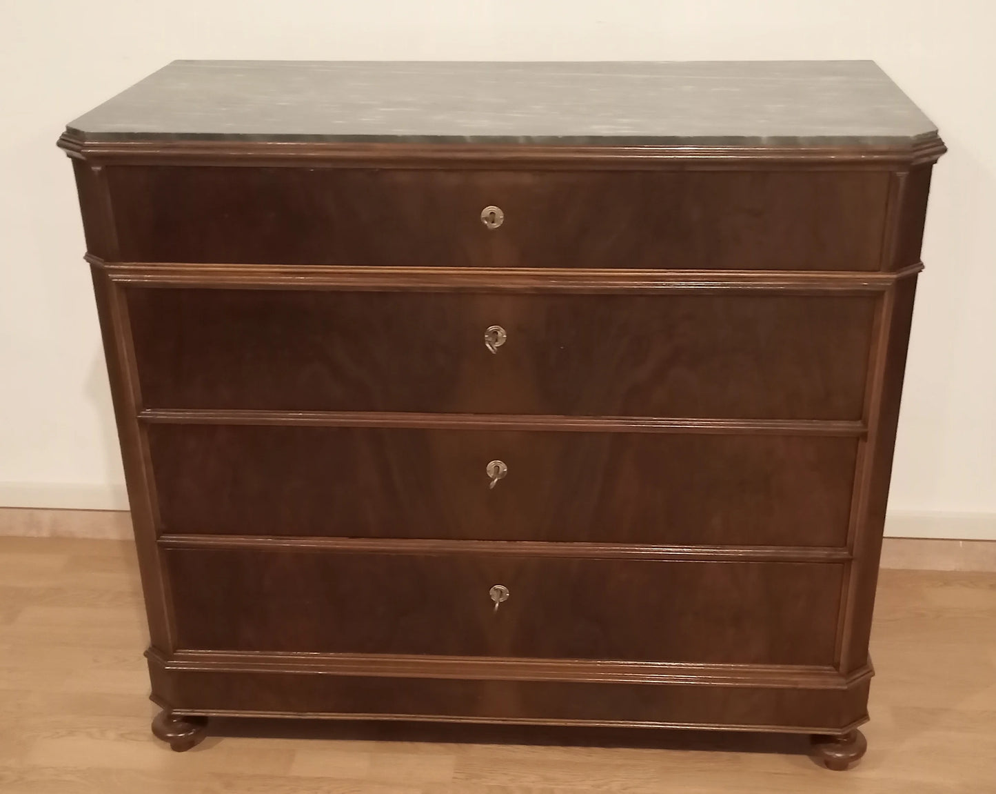 Dresser in noce xix secolo con quattro cassetti e piedi decorativi cassettiera classica elegante e funzionale