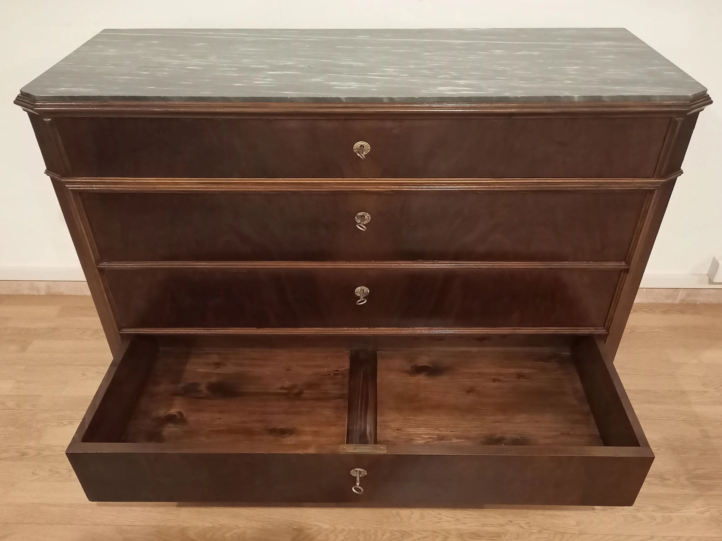Comò cassettone cassettiera xix secolo in noce con quattro cassetti orizzontali e maniglie in ottone decorativo