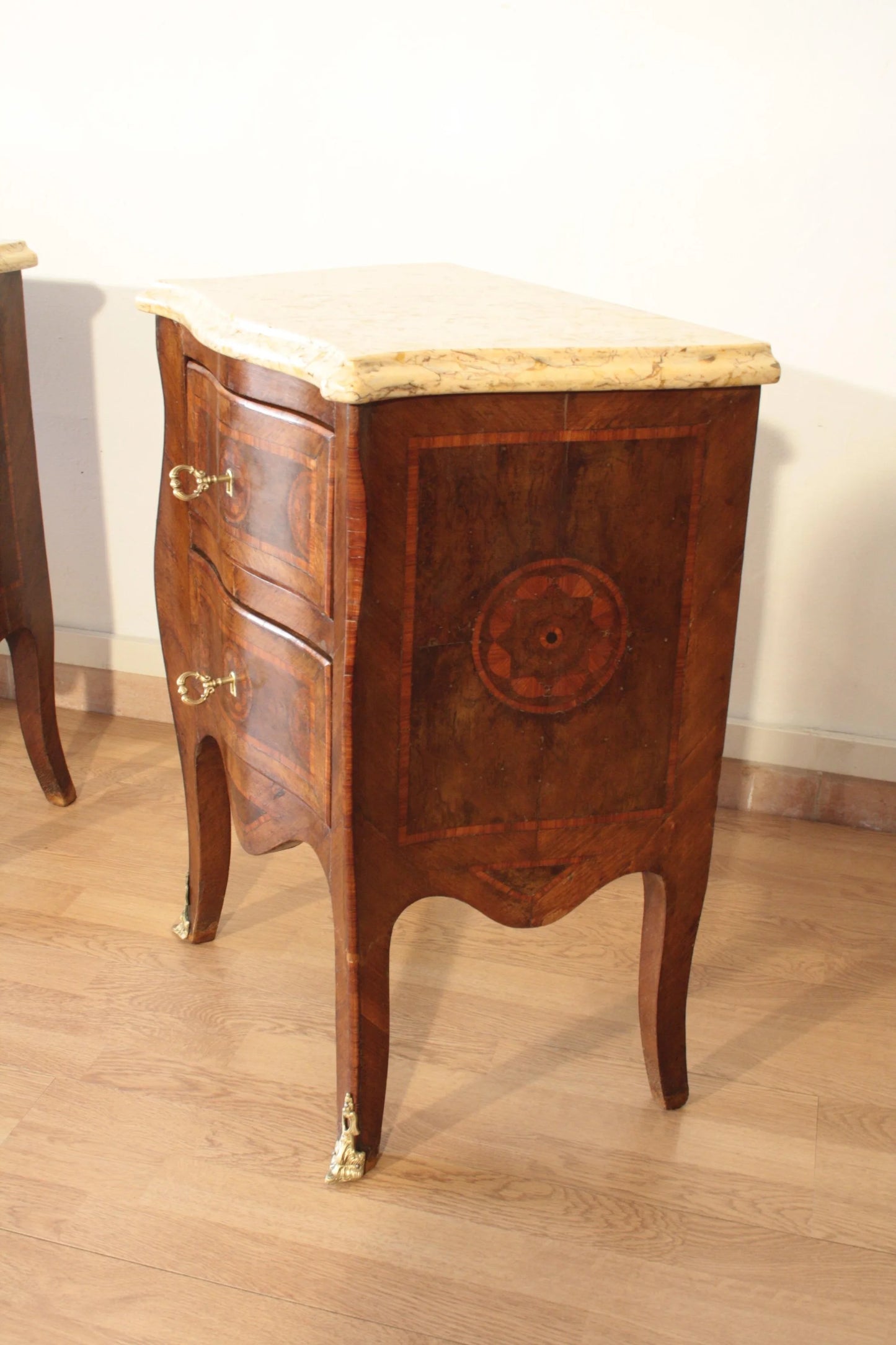 Antico comodino in stile Luigi XV in bois de rose con piano in marmo e intarsi decorativi restaurato