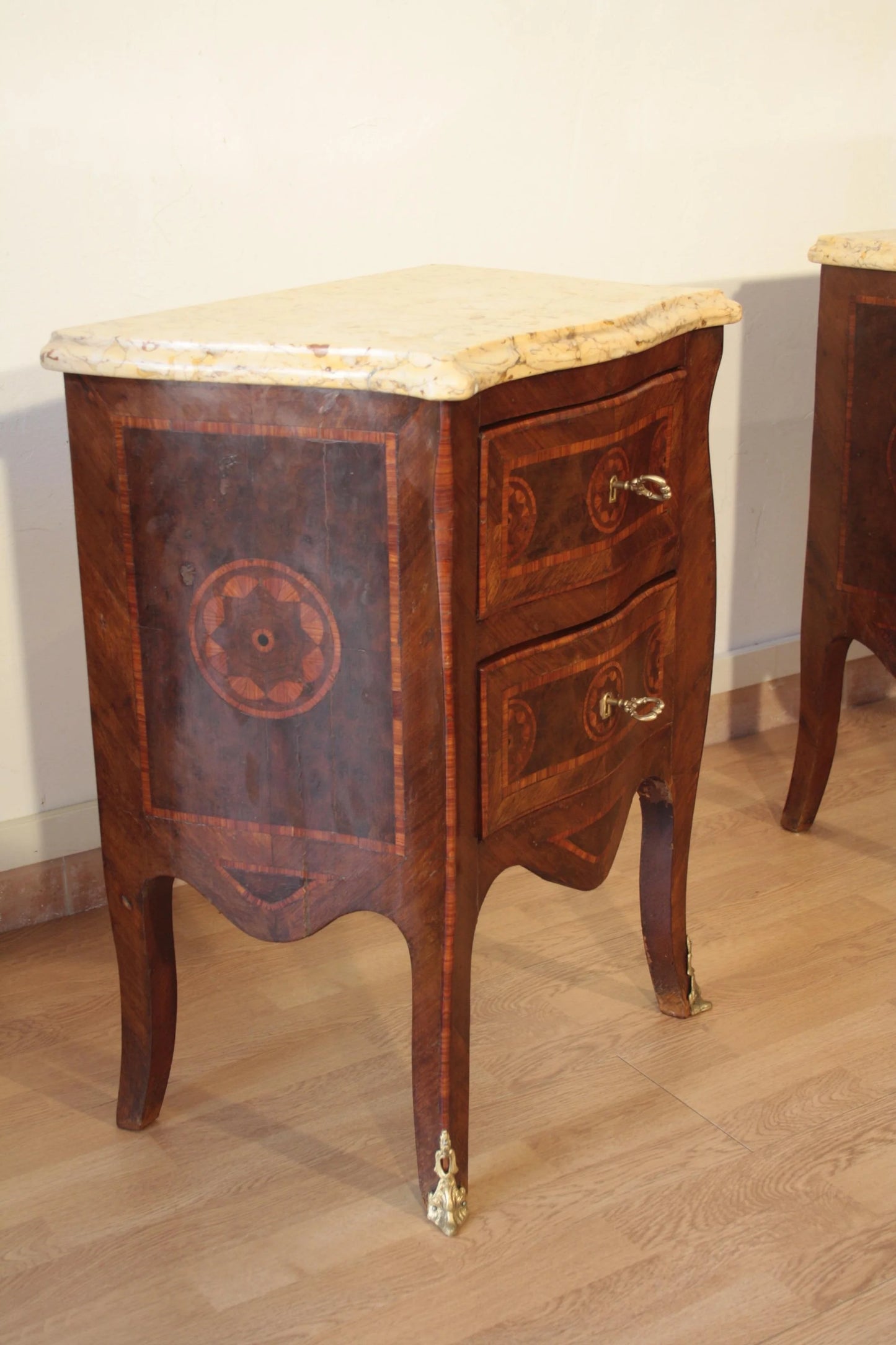 Antico comodino in stile luigi xv in bois de rose con piano in marmo, intarsi decorativi e piedi in ottone restaurato