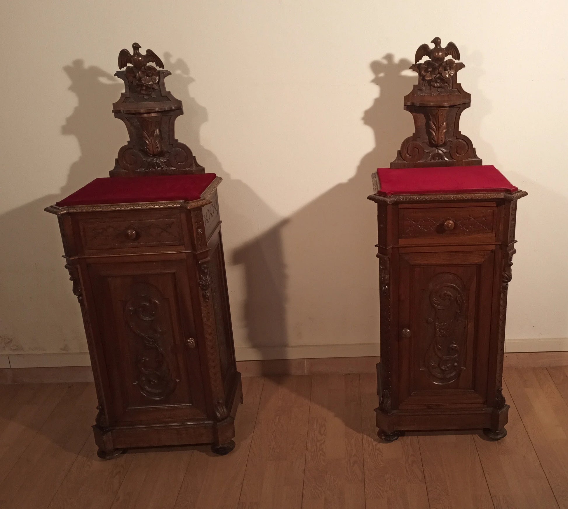 Coppia di comodini italiani in noce con piano in velluto rosso fine xix secolo italia mobile antico elegante