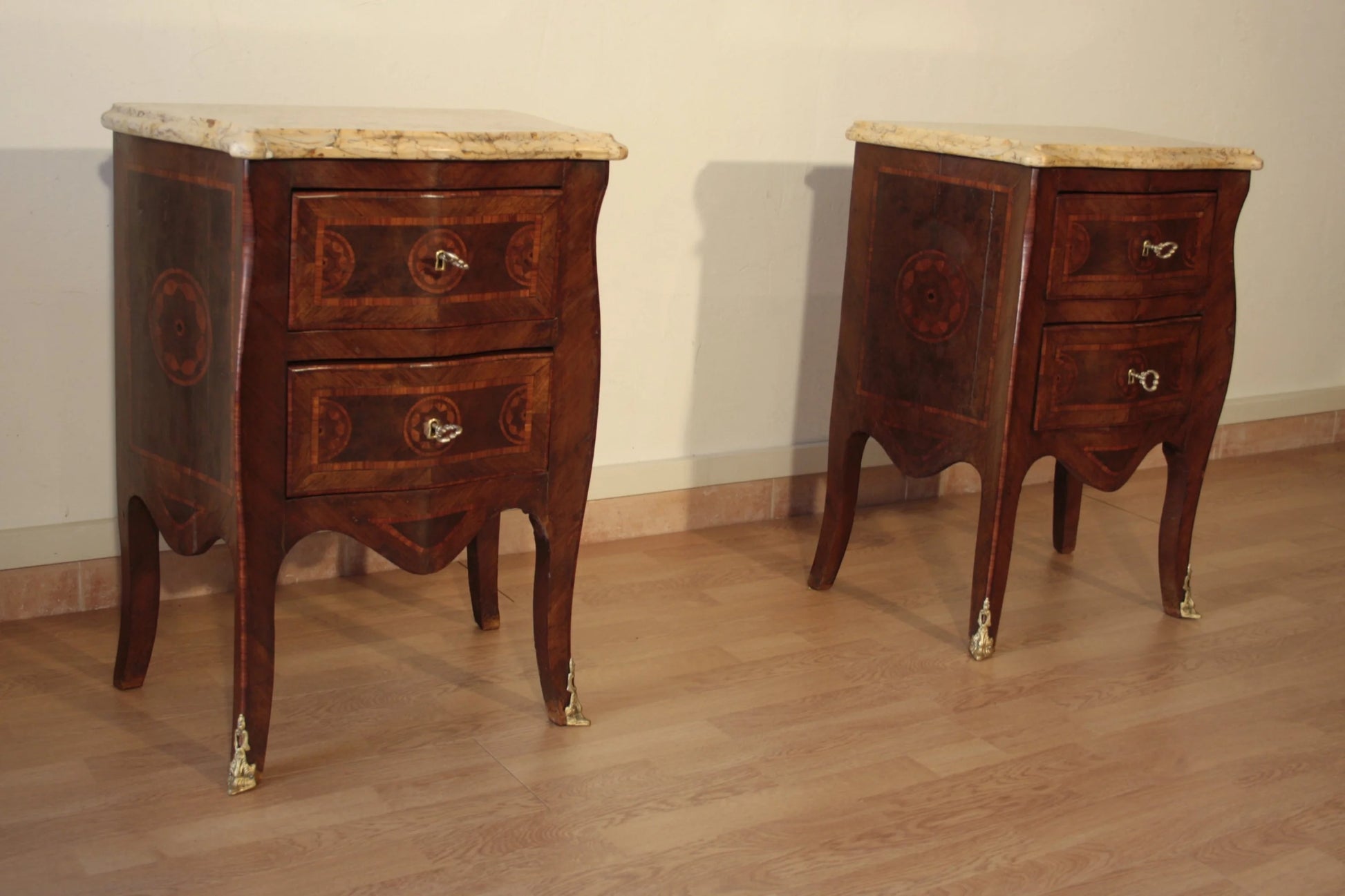 Coppia comodini in stile luigi xv in bois de rose intarsiati con piano in marmo e dettagli in ottone restaurati