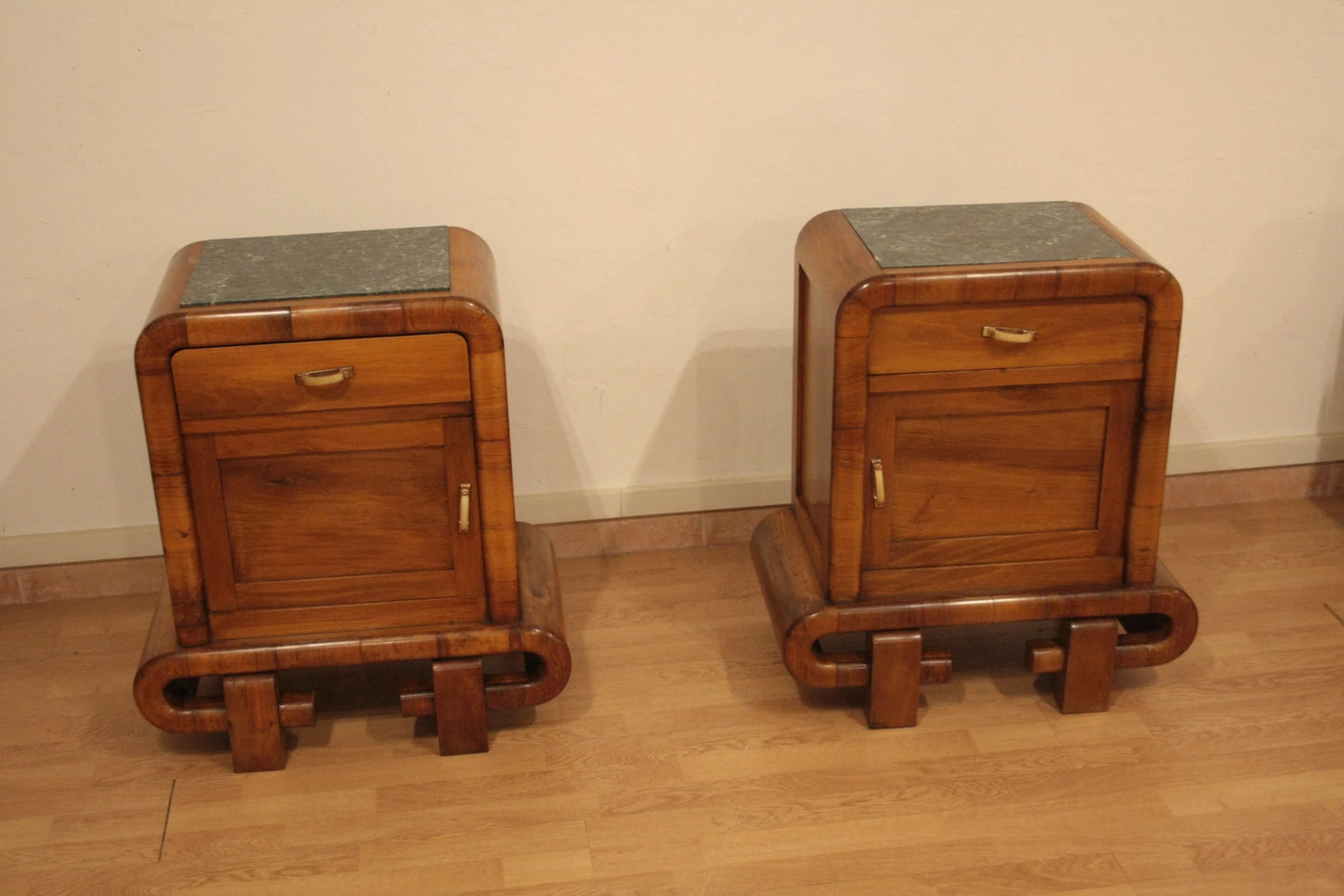 Coppia di comodini in noce art decò anni 50 stile mid century modern italiano da dario raia antiquariato