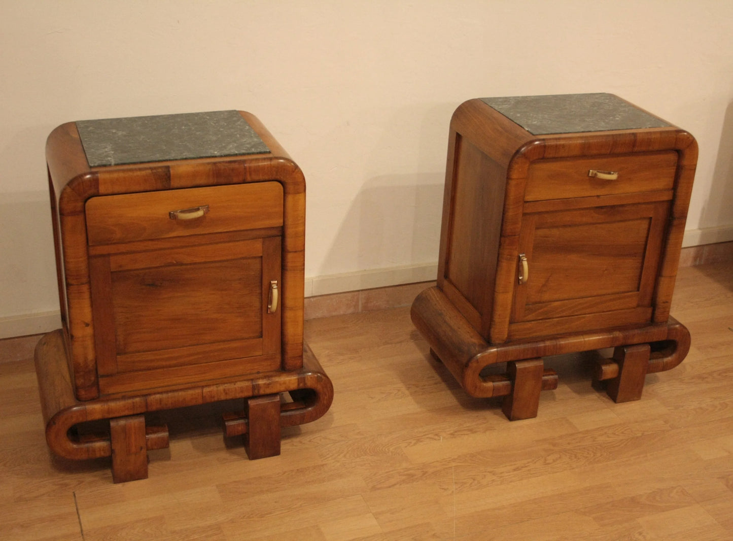 Coppia di comodini in noce art decò anni 50 mid century modern ideali per arredare con stile dario raia antiquariato