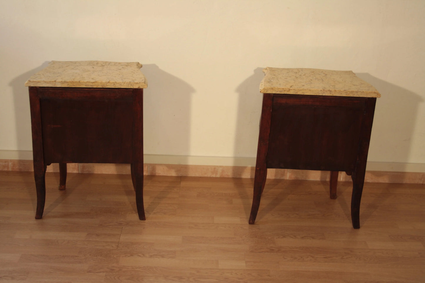 Coppia comodini in stile luigi xv in bois de rose intarsiati con gambe curve restaurati
