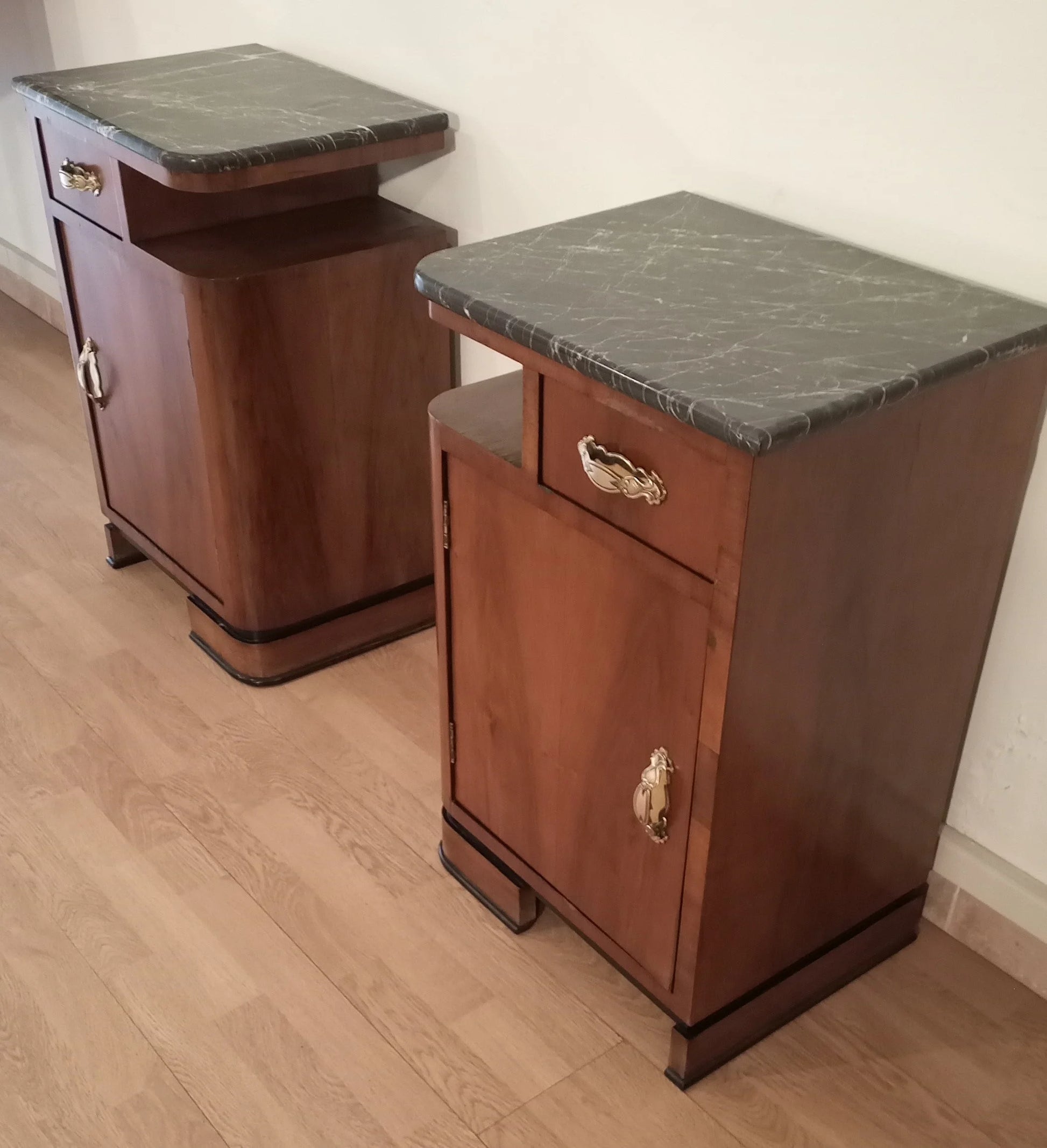Coppia di comodini art déco italiano in noce con piano in marmo ideali per arredamento elegante