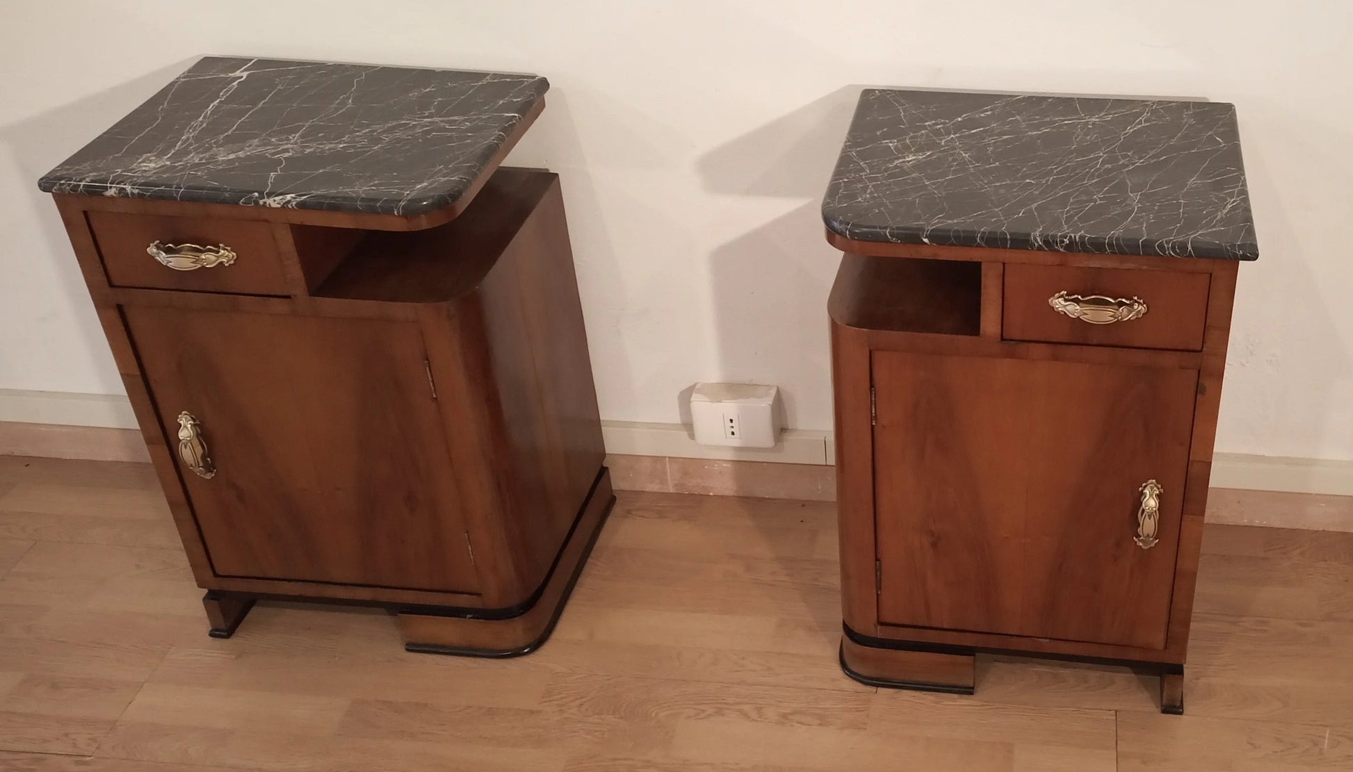 Coppia di comodini art déco italiano in noce con piano in marmo ideale per camere eleganti