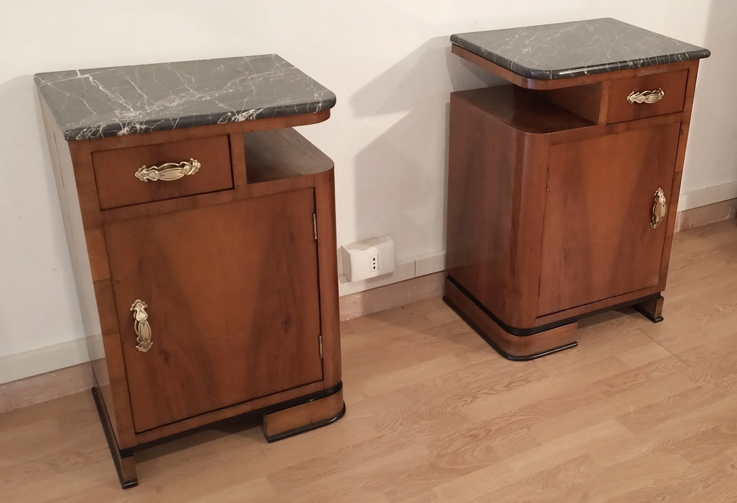 Coppia di comodini art déco italiano in noce con piano in marmo ideale per arredamento elegante