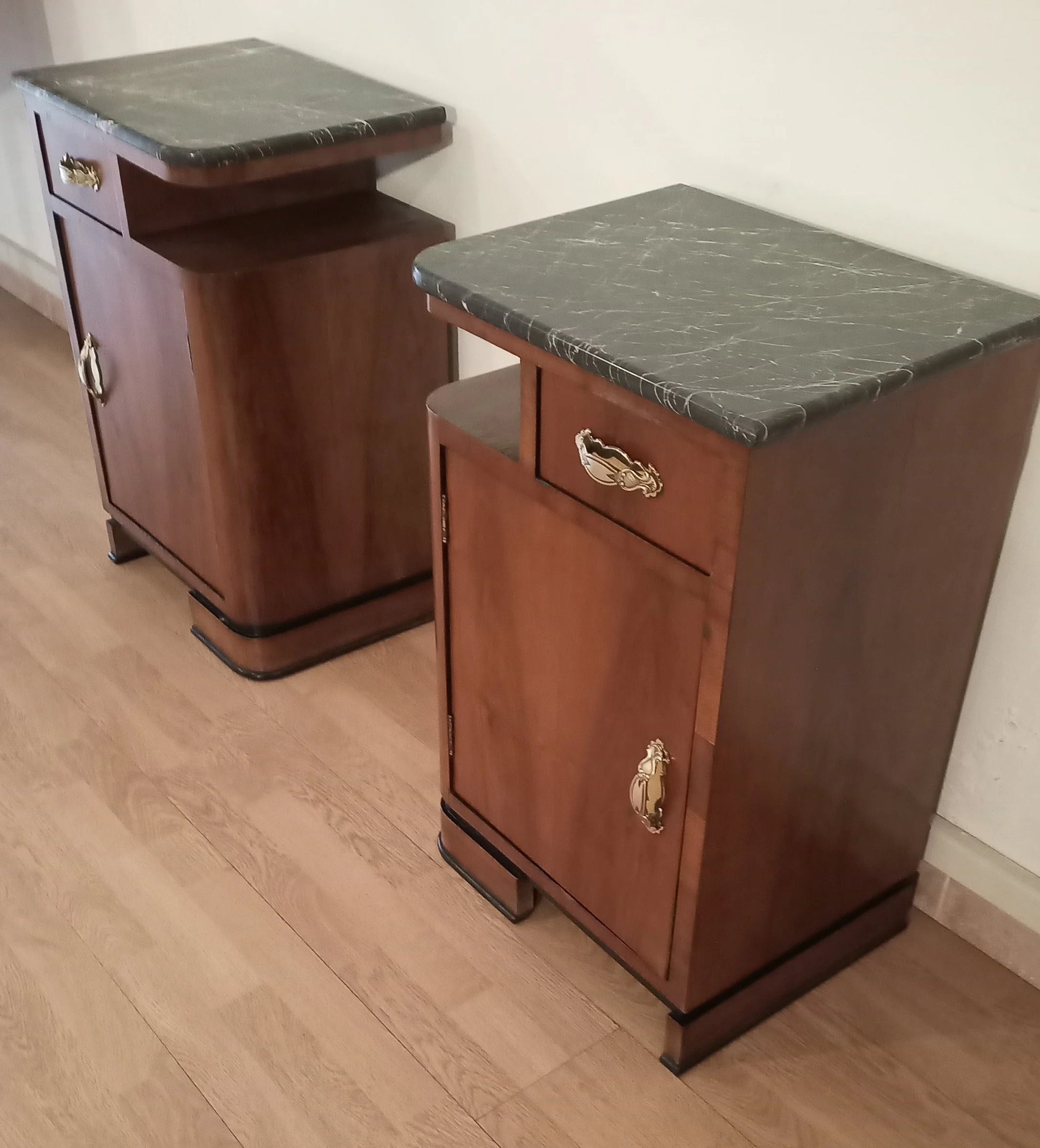 Coppia di comodini art déco in noce italiano con piano in marmo per un elegante arredo casa