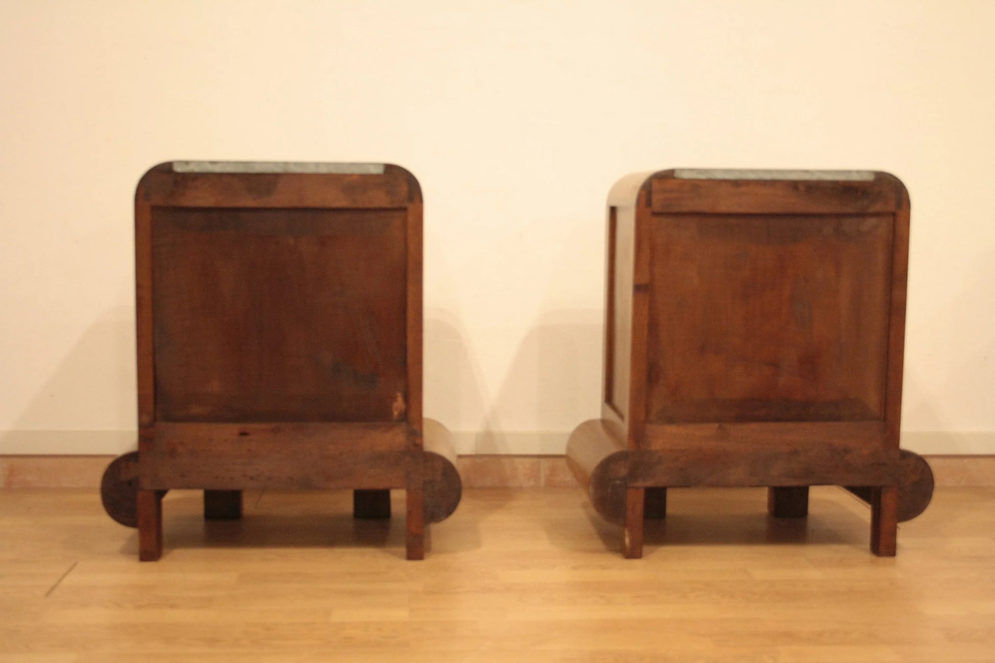 Coppia di comodini in noce art decò anni 50 in legno marrone stile mid century modern italiano dario raia antiquariato