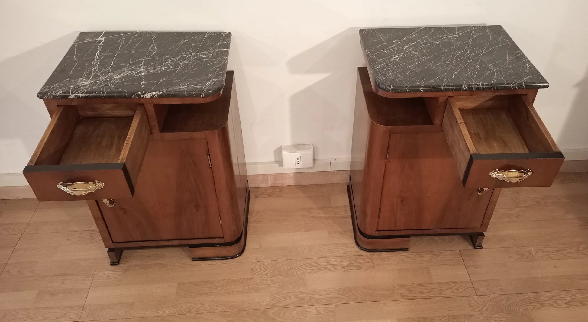 Coppia di comodini art déco in noce italiano con piano in marmo in stile art déco italiano per camera da letto