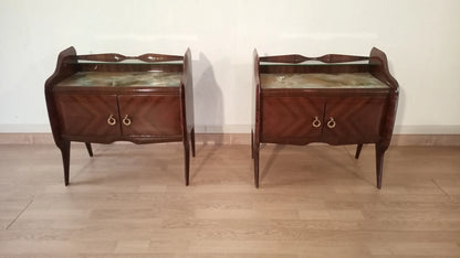 Coppia di comodini mid-century modern italiano in palissandro con gambe curve e ante doppie design anni 50