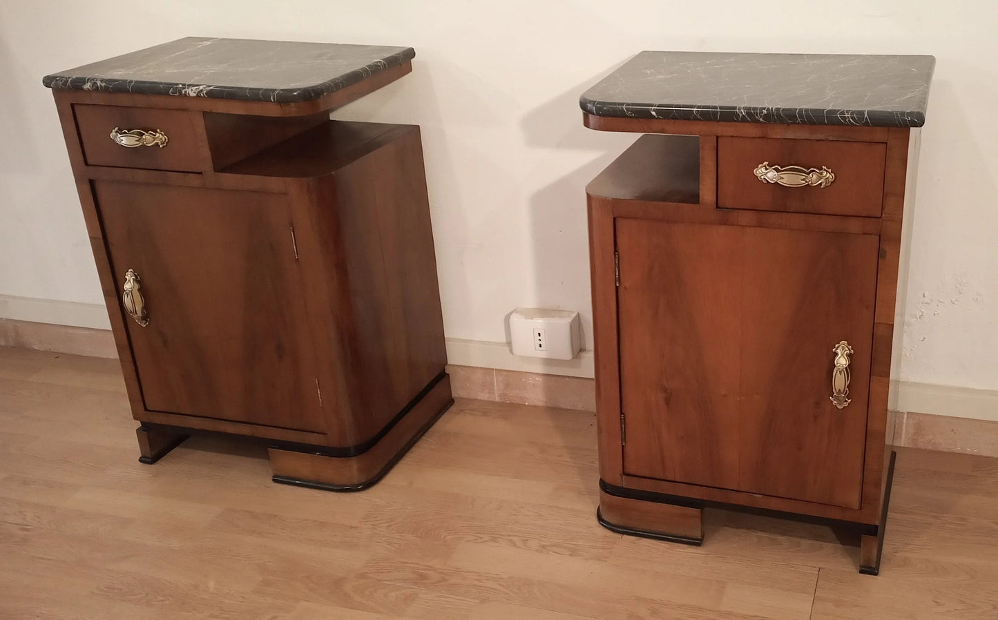 Coppia di comodini art déco in noce con piano in marmo set di 2 arredamento art déco italiano elegante