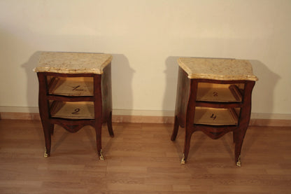 Coppia comodini in stile luigi xv in bois de rose intarsiati con piani in marmo e piedi in ottone restaurati