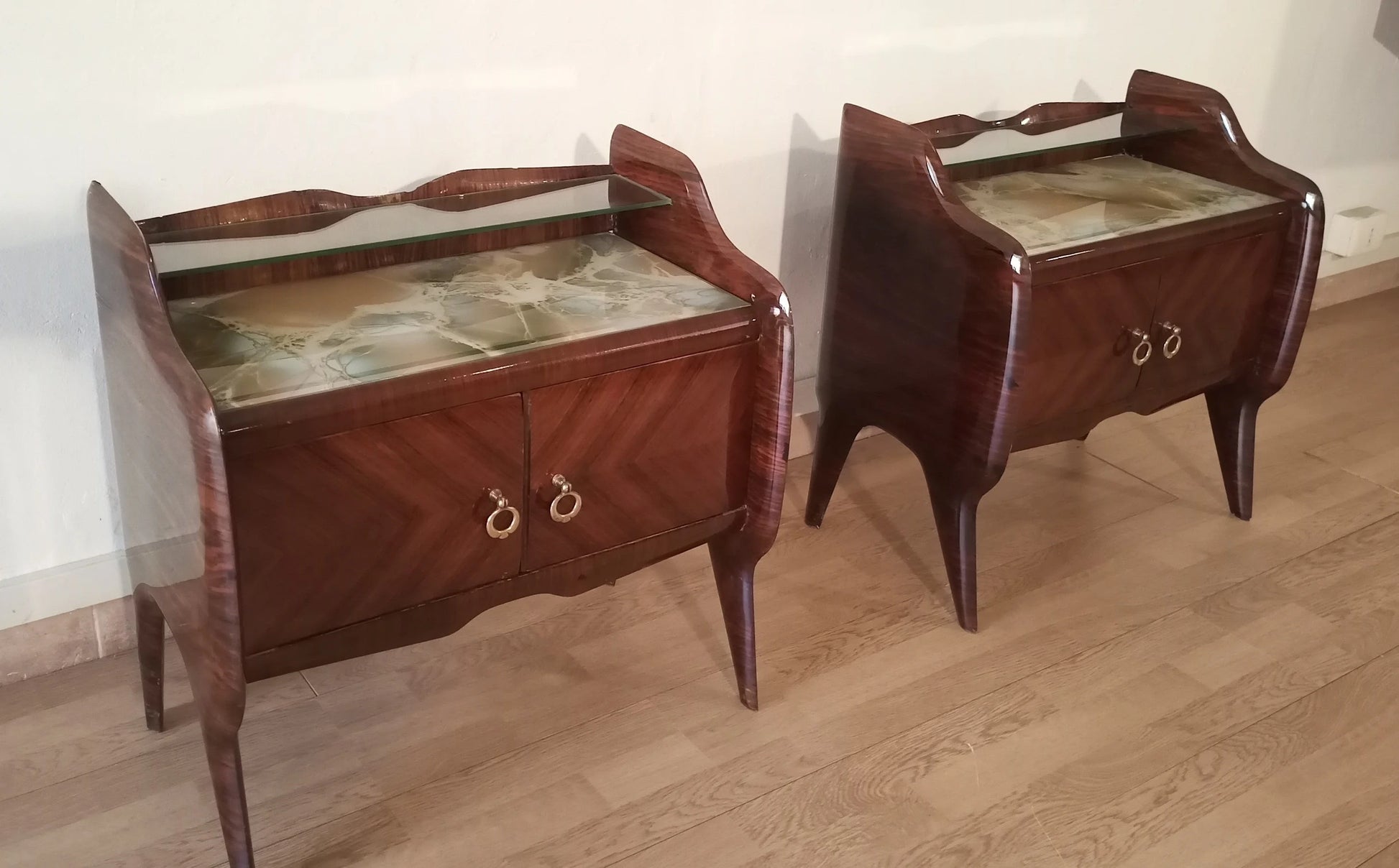Pair di comodini in palissandro vintage anni 50 con bordi curvi e maniglie in ottone design mid-century modern italiano