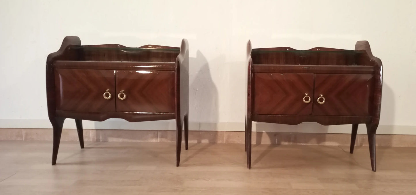 Coppia di comodini mid-century modern italiano in palissandro con fronti curvi e pomelli anelli in ottone