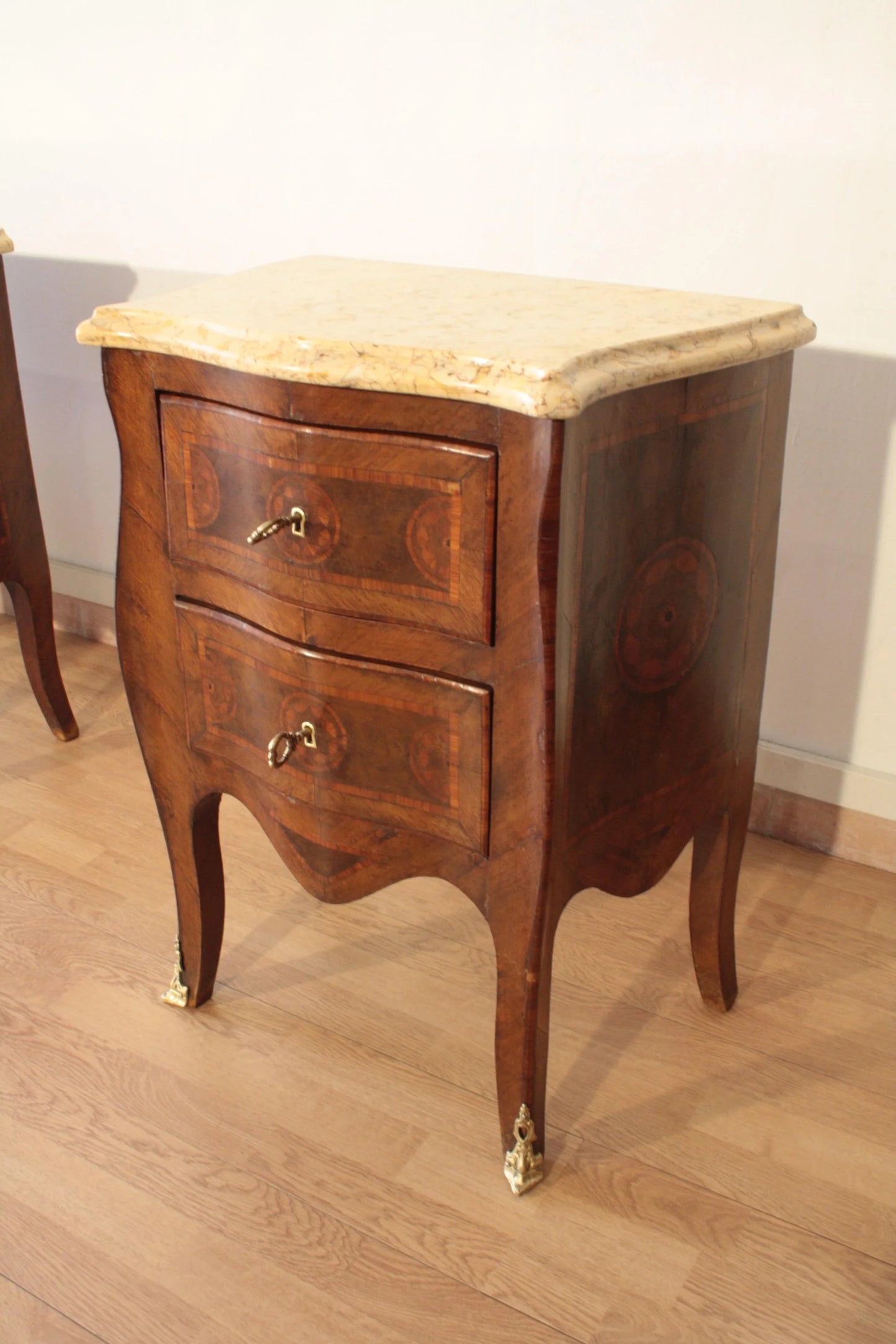 Comodino in stile luigi xv in bois de rose intarsiato con due cassetti e piano in marmo restaurato