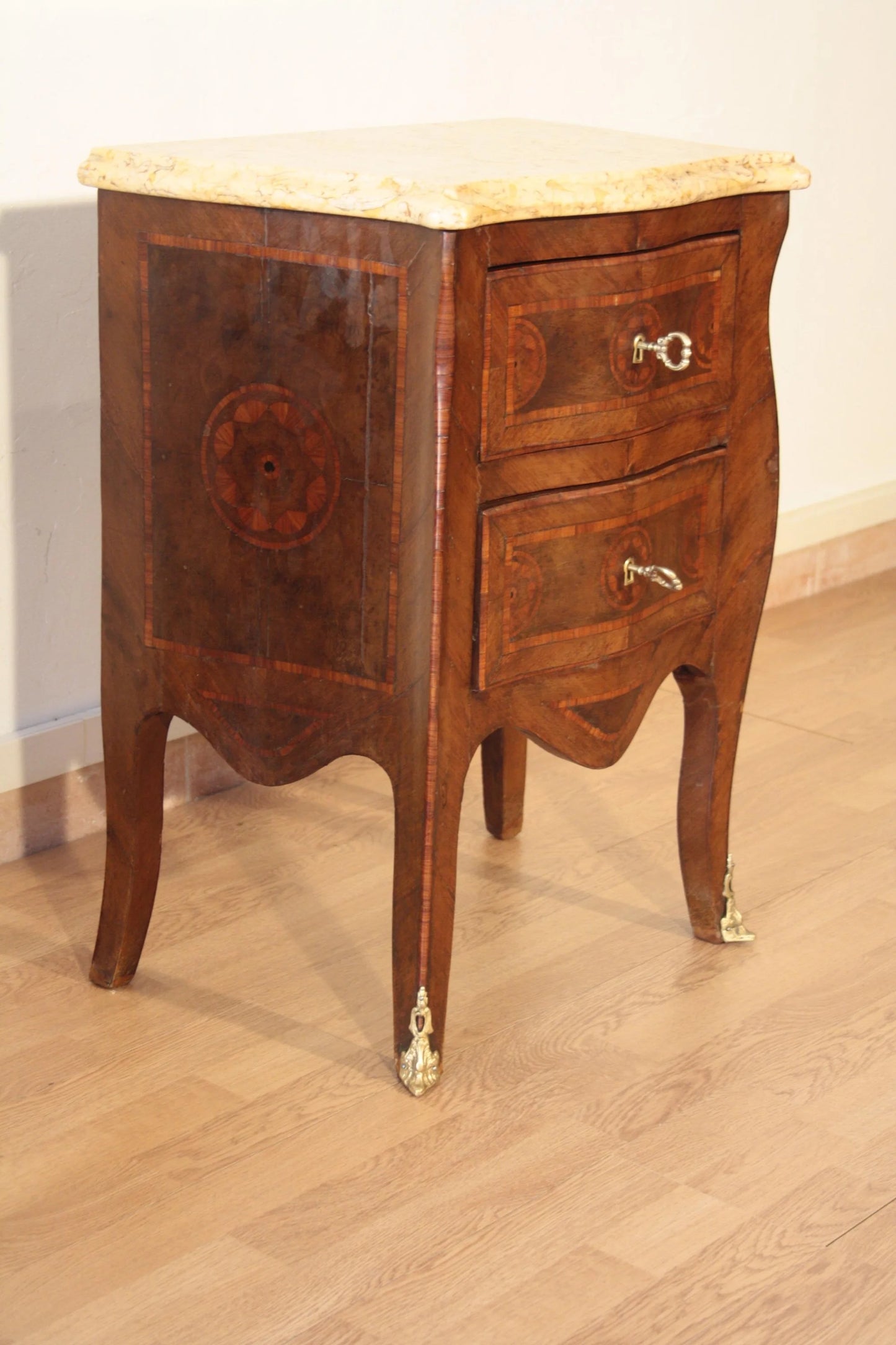 Comodino in stile luigi xv in bois de rose intarsiato con piano in marmo e piedi decorativi in ottone