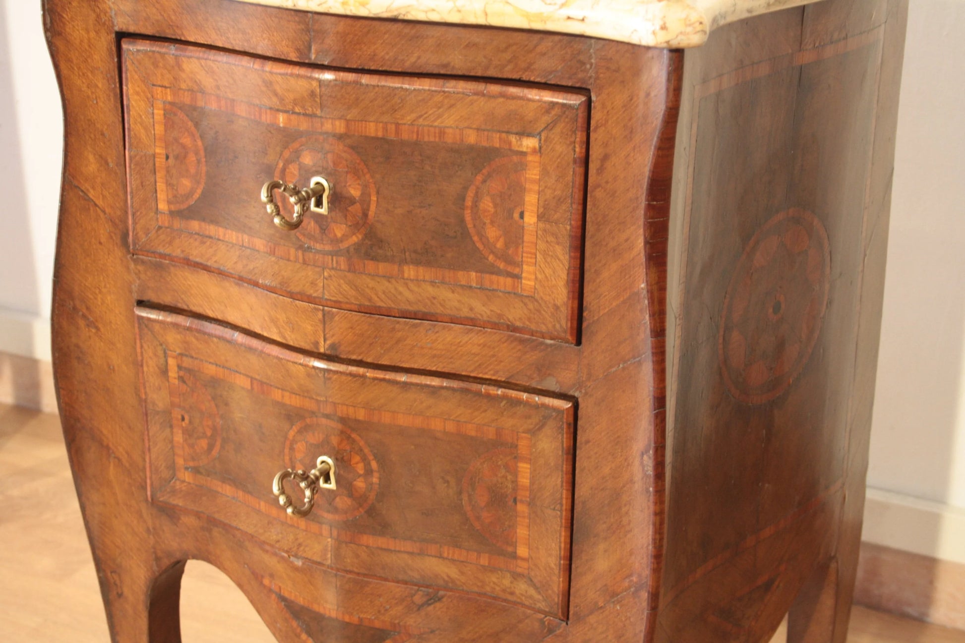 Comodini in stile Luigi XV in bois de rose con due cassetti e maniglie in ottone decorativo