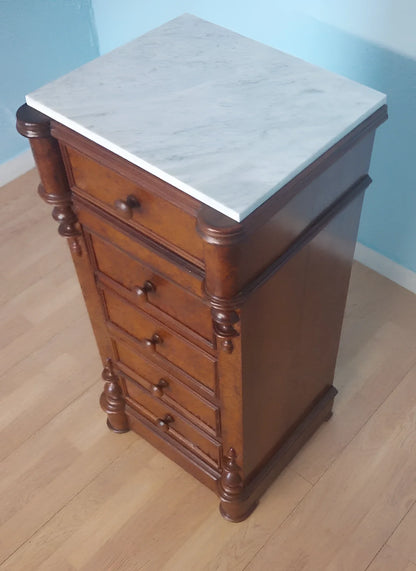 Comodino vintage in stile classico con marmo bianco e quattro cassetti in noce con colonne tornite decorative
