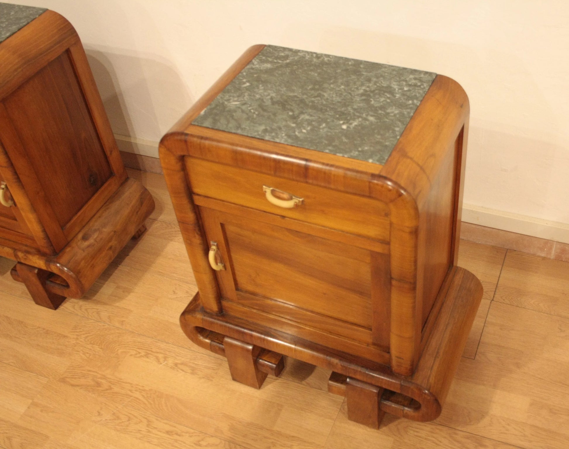 Comodino in noce art decò con piano in marmo anni 50 mid century modern da dario raia antiquariato