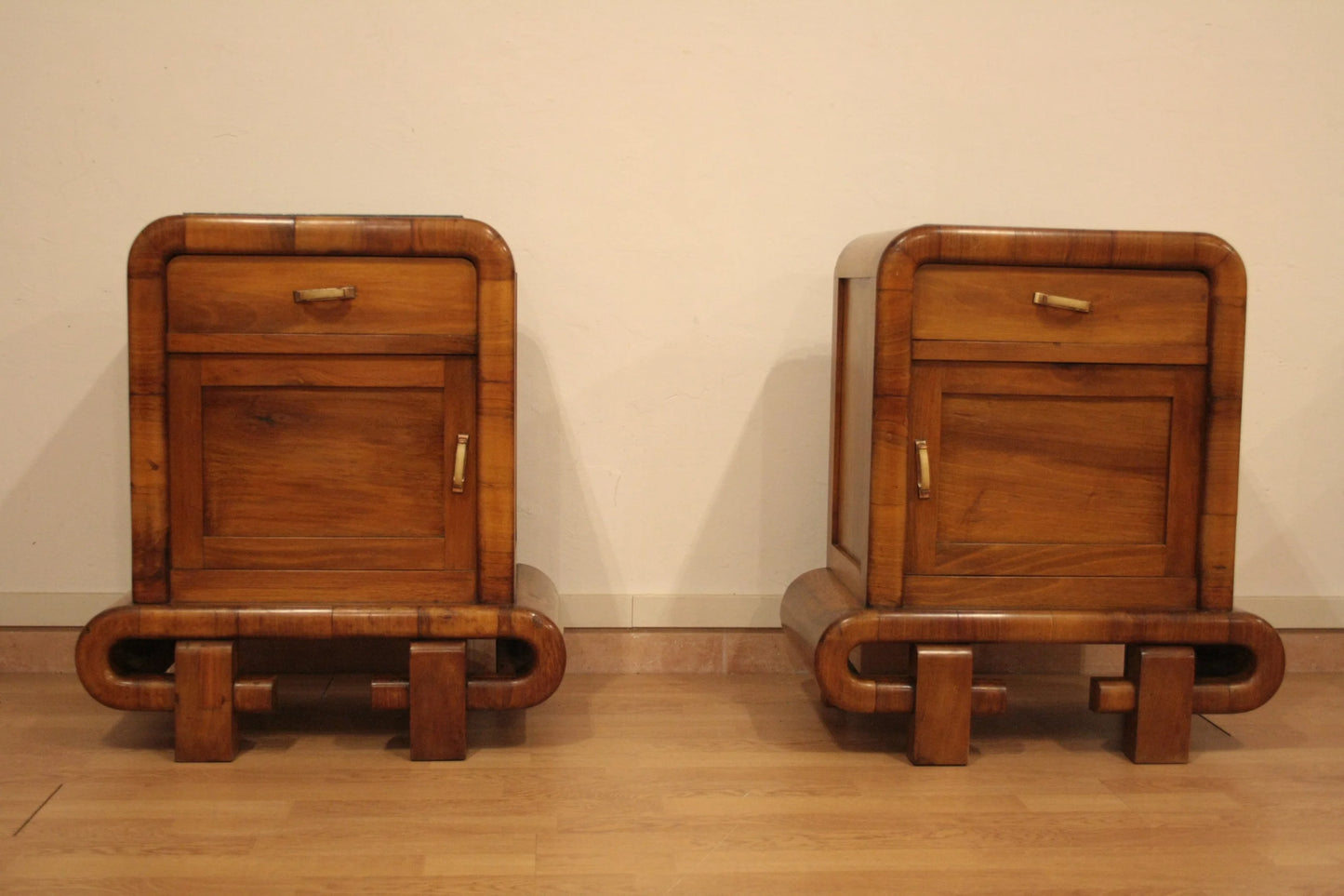 Coppia di comodini in noce art decò anni 50 mid century modern di dario raia antiquariato italia