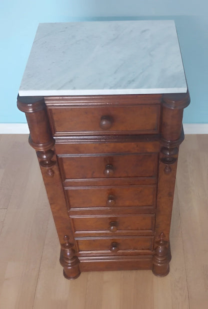 Comodino vintage in stile classico con cassetti in noce, marmo bianco restaurato e colonne tornite raro comodino