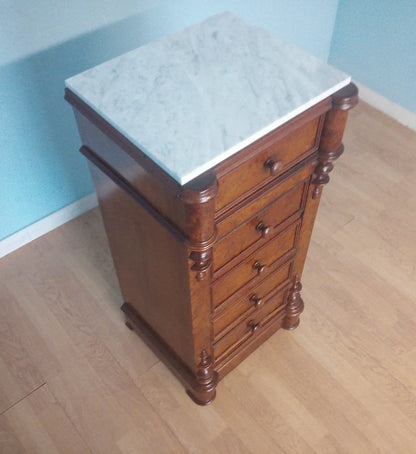 Comò vintage stile classico con marmo bianco e montanti torniti in noce per camera da letto raro comodino restaurato