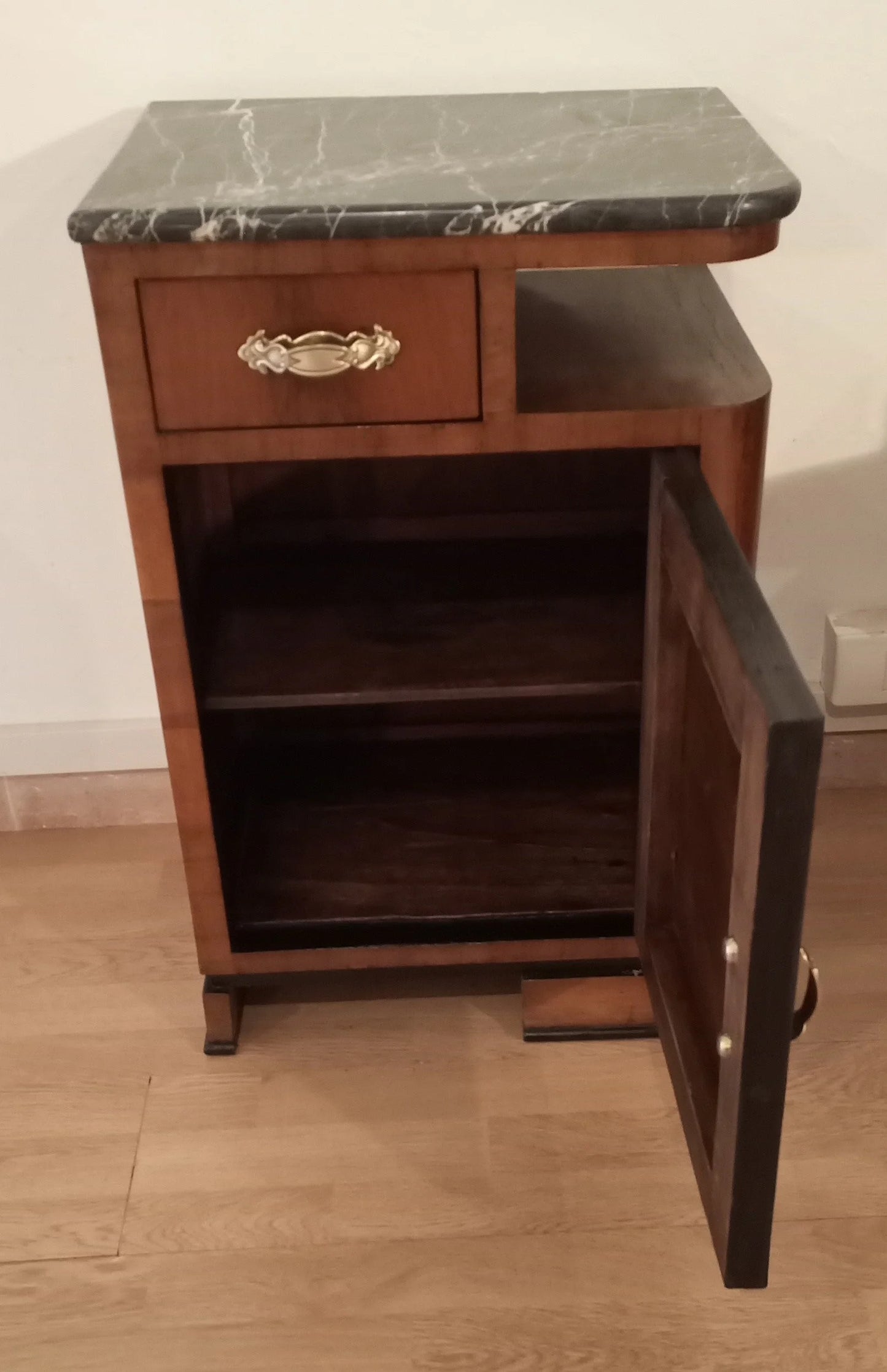 Comodini art déco in noce italiano con piano in marmo e cassetto per camera da letto set di 2