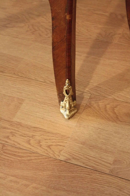 Detaglio della punta in ottone dorato di comodini in stile luigi xv in bois de rose intarsiati restaurati