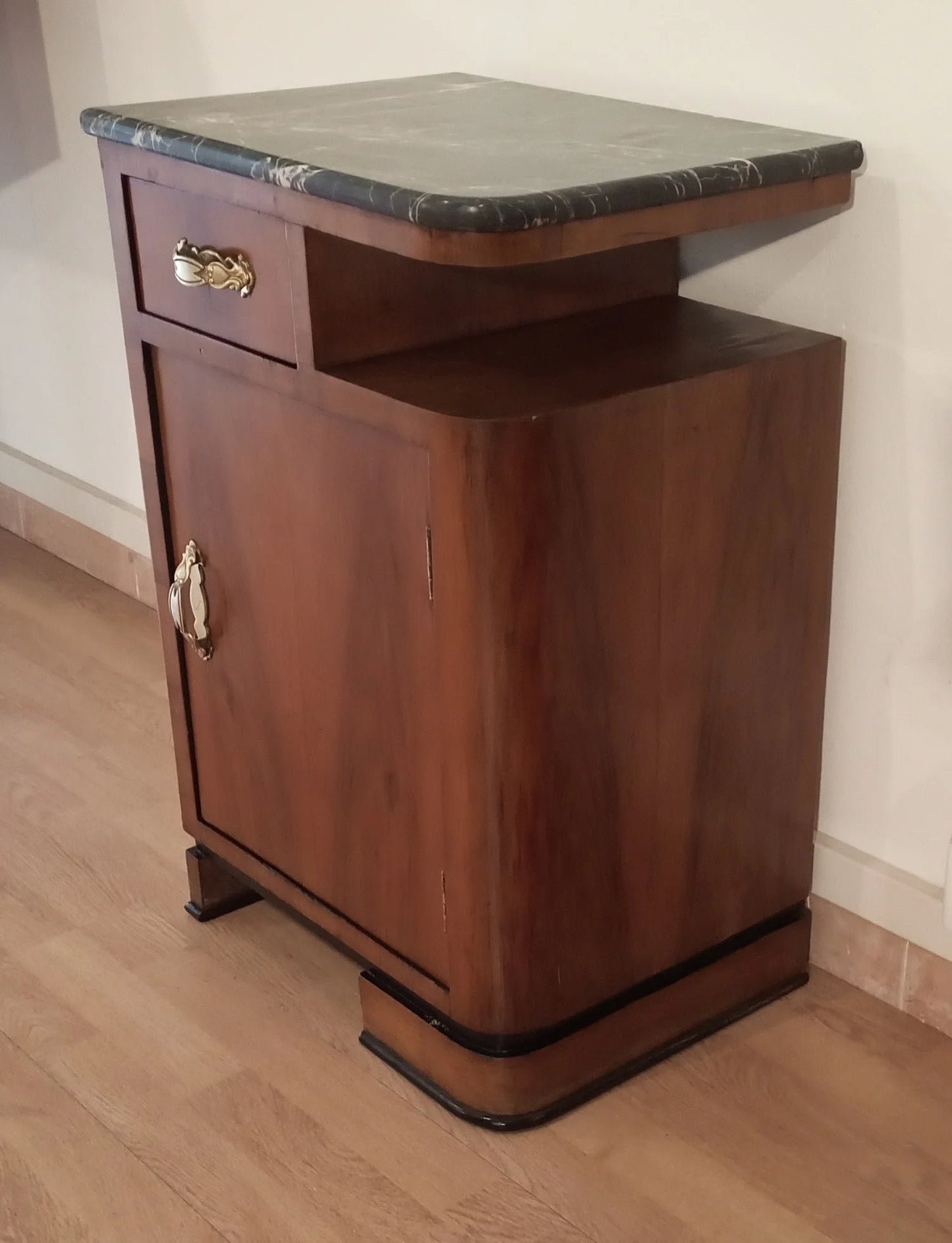 Piccolo comodino art déco italiano in noce con piano in marmo set di 2