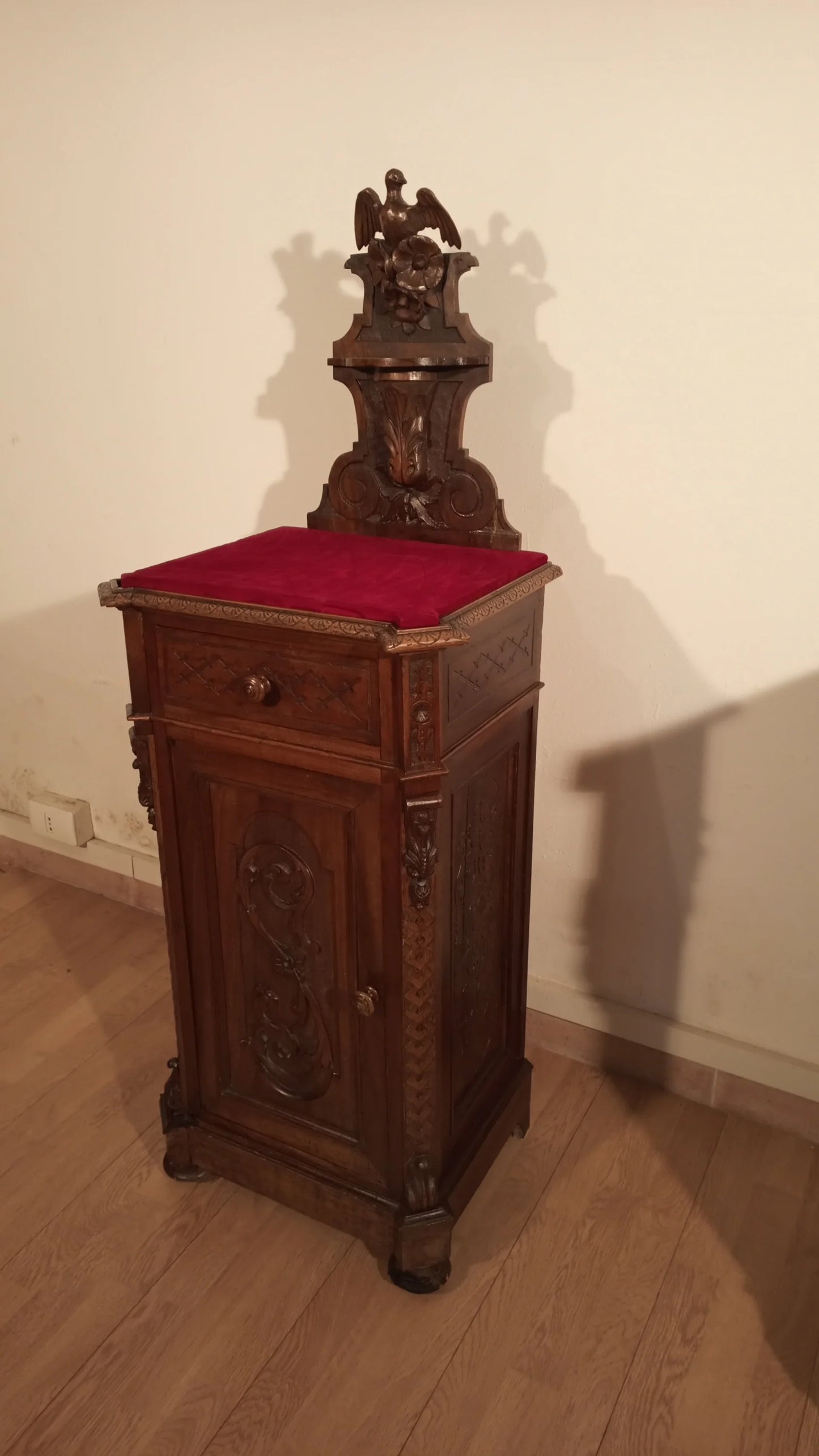 Piccolo comodino italiano in noce con cuscino rosso fine xix secolo Italia set mobile di 2