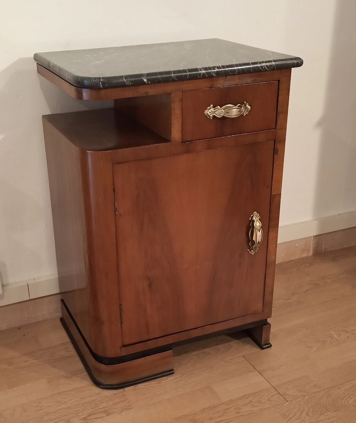 Piccolo comodino art déco italiano in noce con piano in marmo, set di 2, ideale per arredamento elegante
