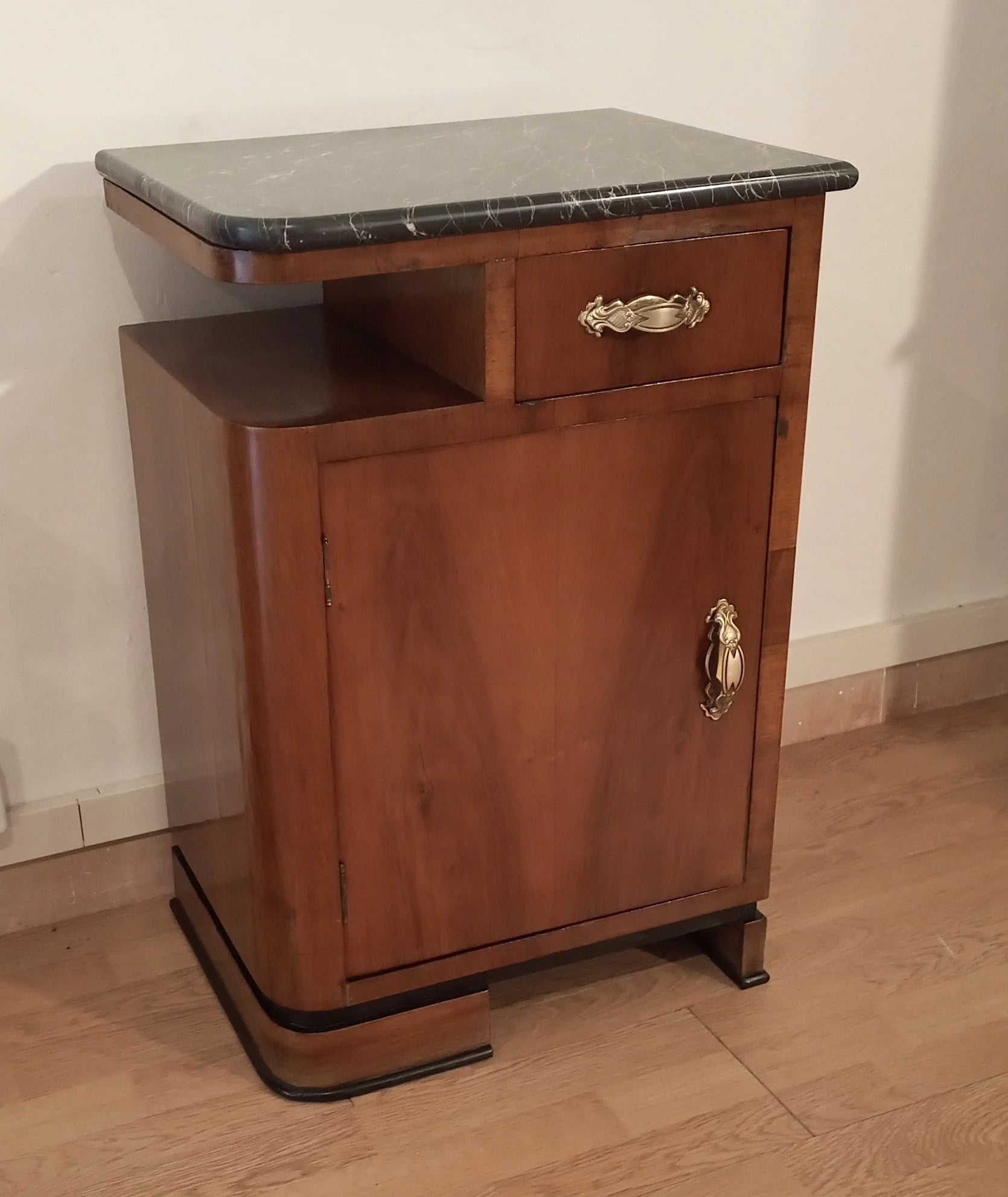 Piccolo comodino art déco italiano in noce con piano in marmo, set di 2, ideale per arredamento elegante