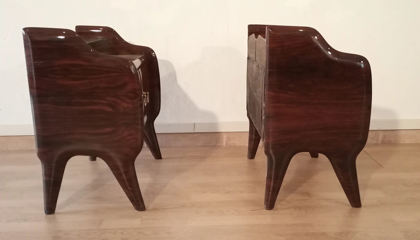 Due comodini anni 50 in palissandro scuro con lati curvi e gambe inclinate design mid-century modern italiano