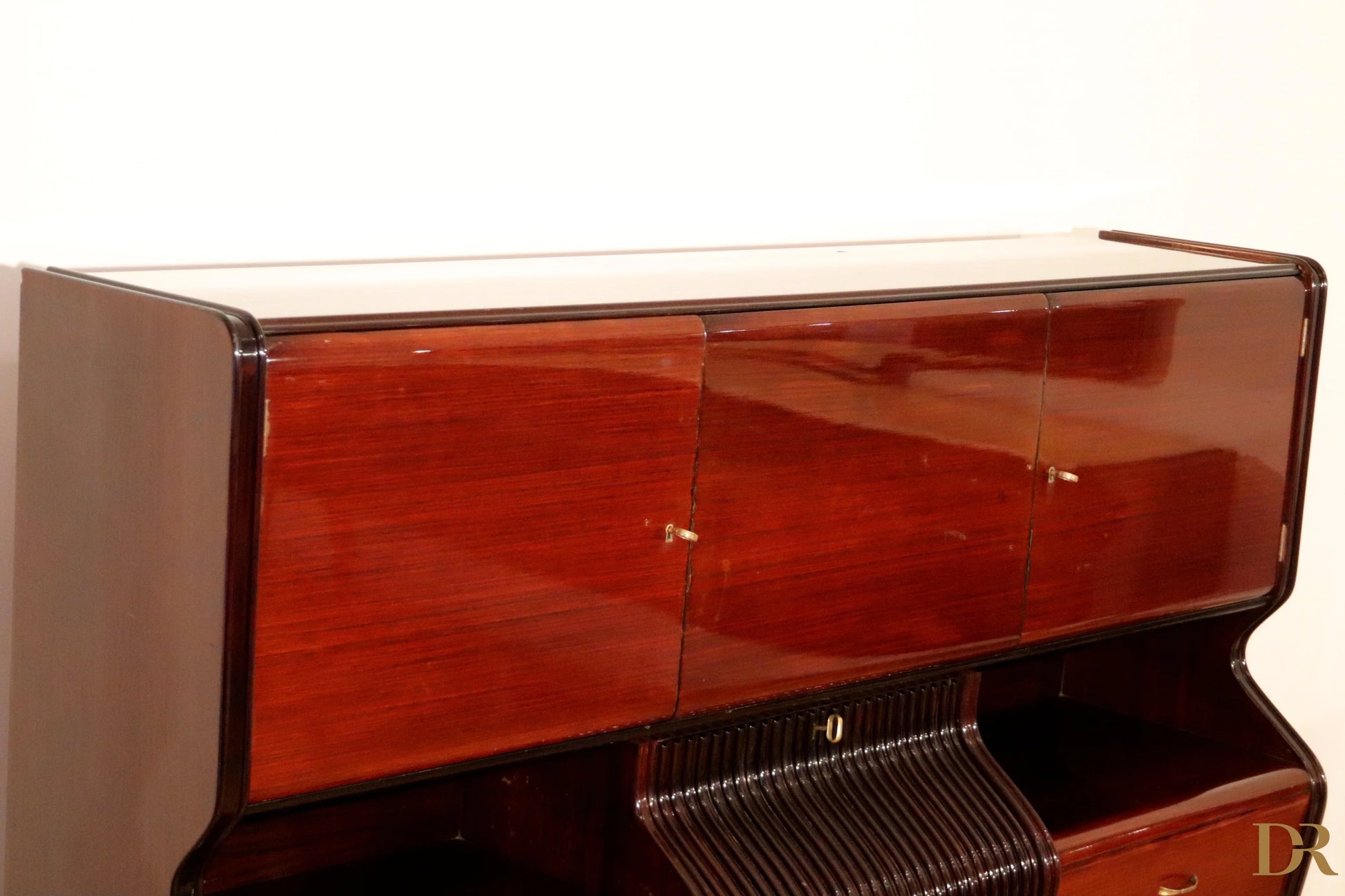 Credenza di osvaldo borsani in mogano con bordi curvi lucidi dagli anni 50, arredamenti borsani varedo e fretelli turri
