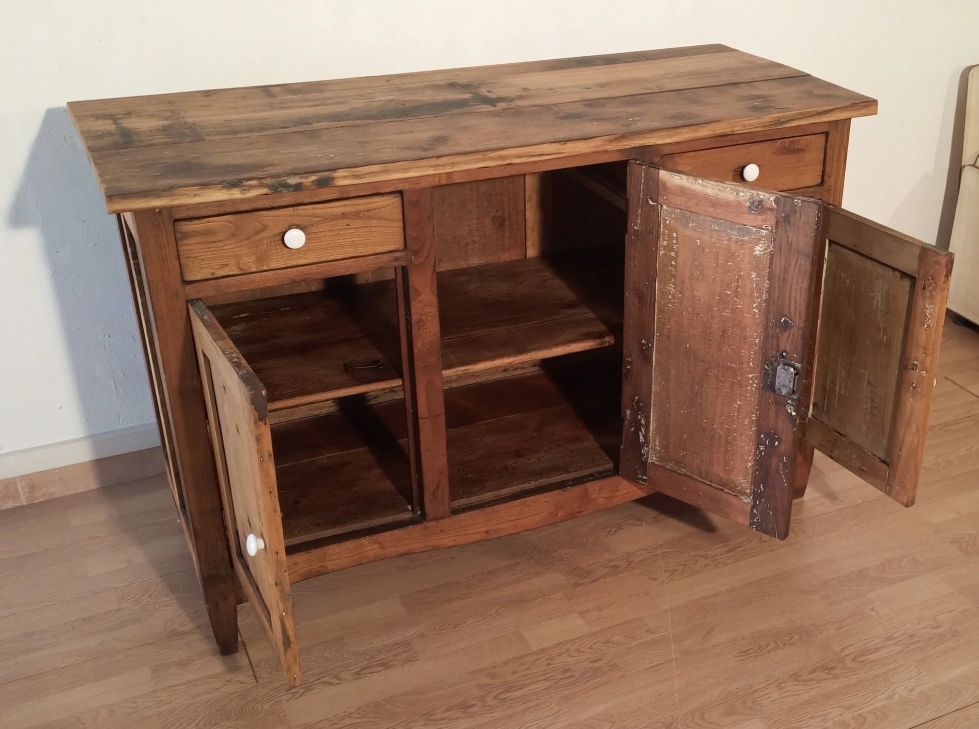 Credenza bassa in pino rustica italia con due cassetti e ante legno chiaro con pomelli bianchi fine xix secolo