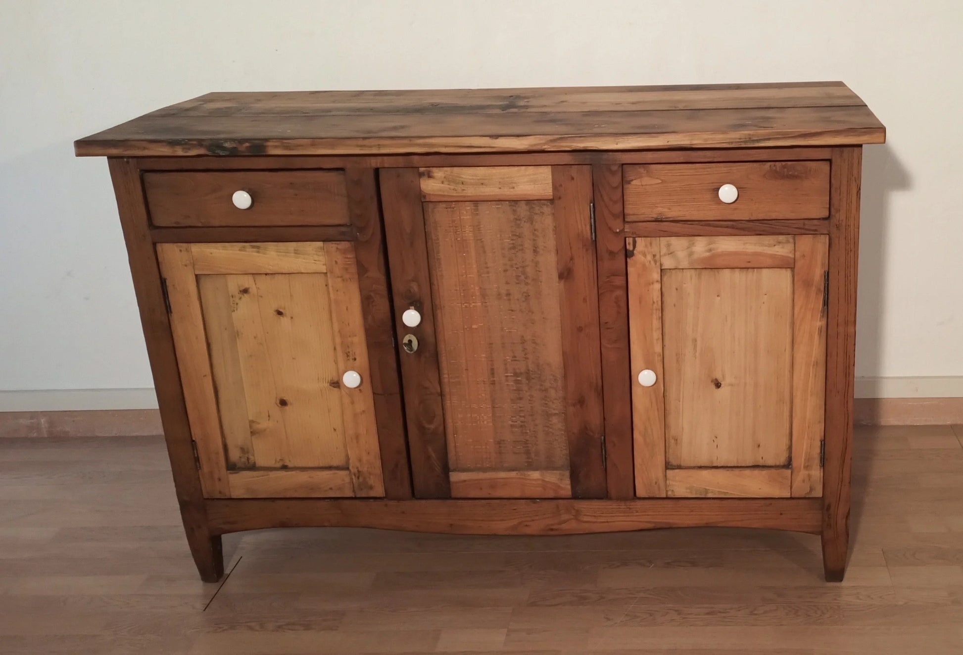 Credenza bassa pino rustica italia con tre ante e due cassetti dotata di pomelli bianchi in legno di pino