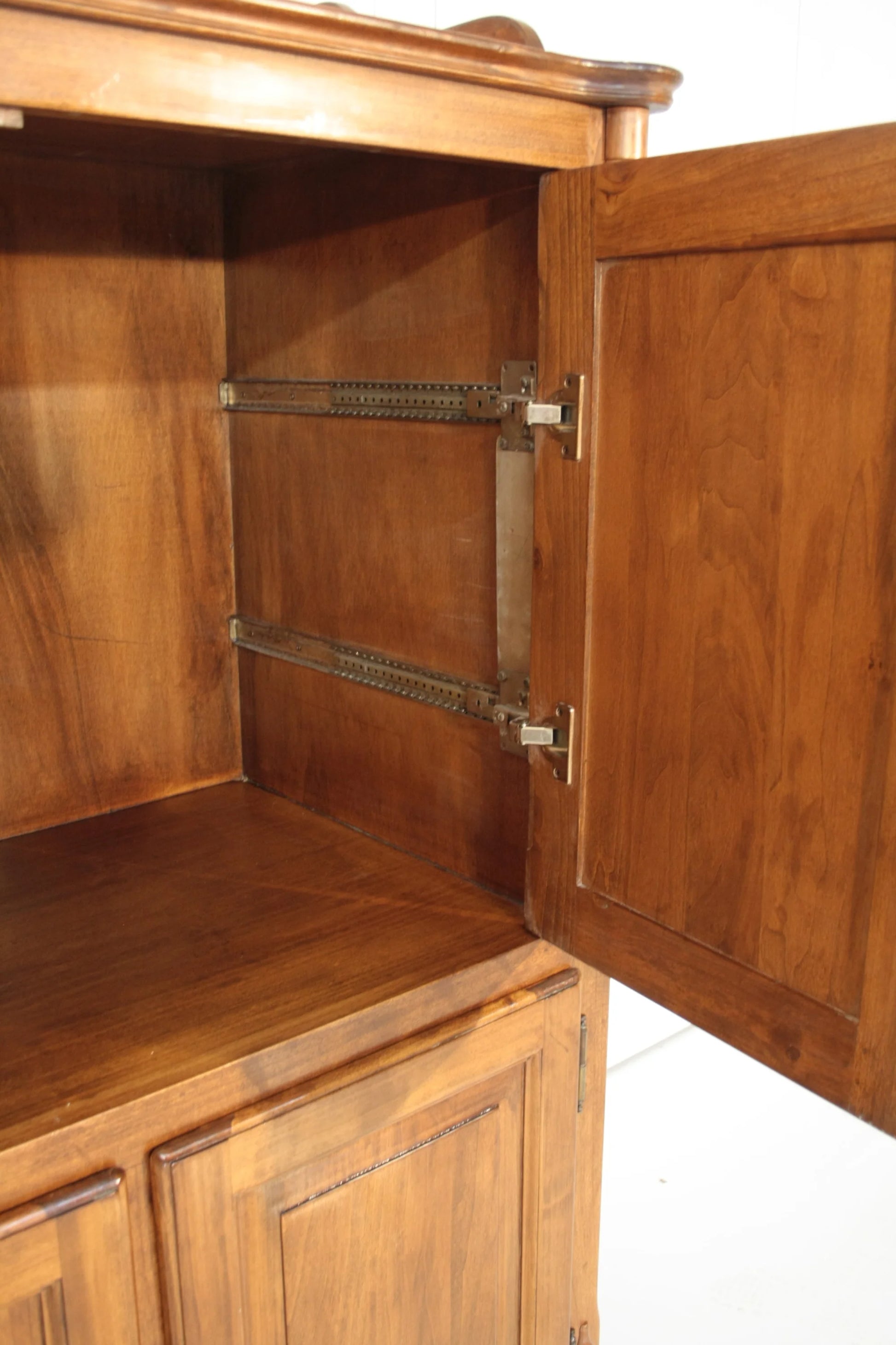 Credenza classica in legno con porta aperta che mostra cerniere metalliche interni dario raia antiquariato vintage
