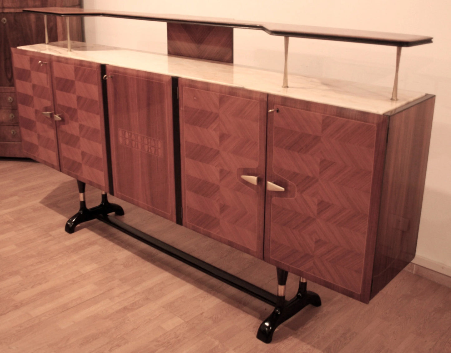Credenza mid-century con motivi geometrici in legno e supporti metallici mobile bar consolle vittorio dassi