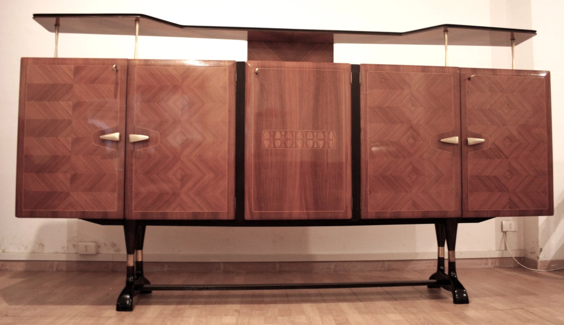 Credenza mid-century in legno con ante multiple e base distintiva mobile bar consolle vittorio dassi vittorio bar