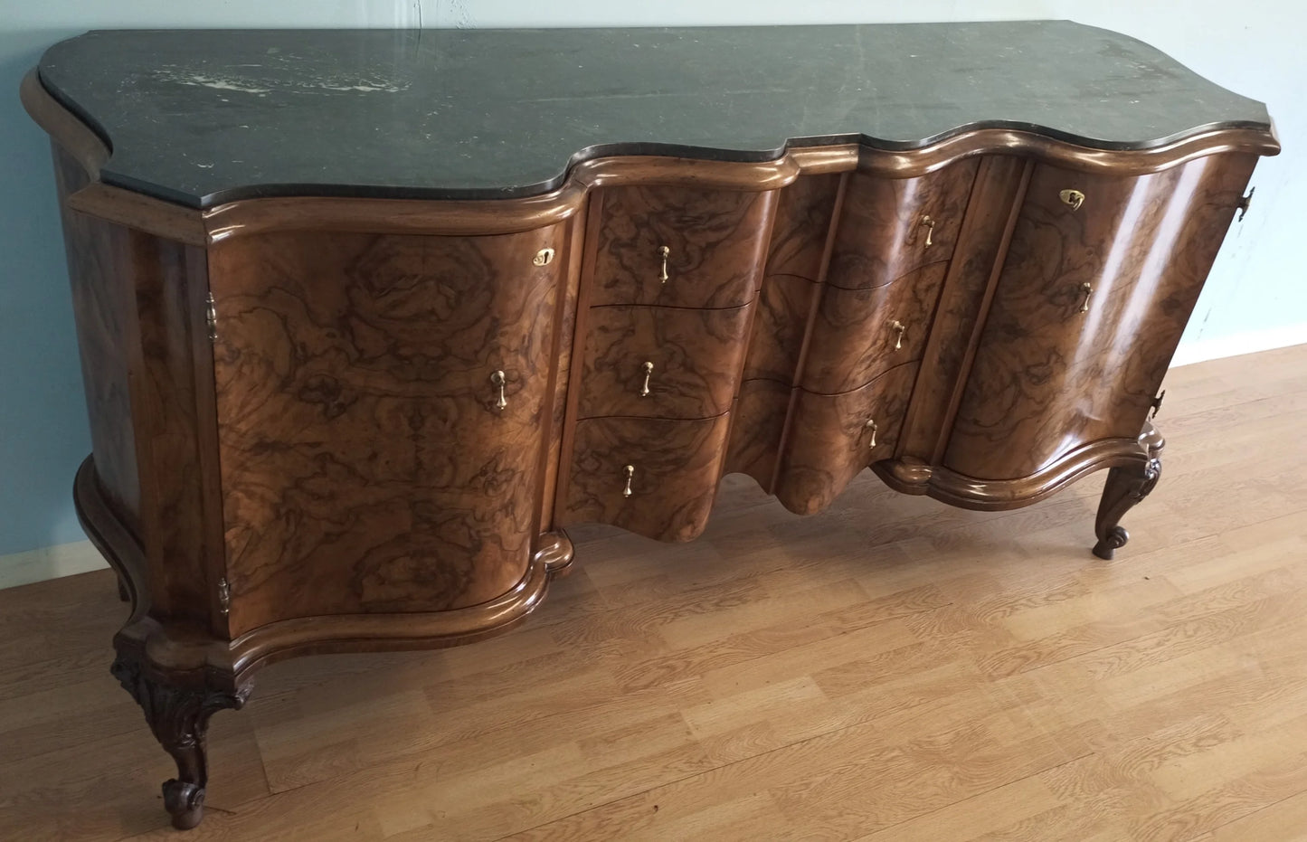 Credenza bassa chippendale in radica di noce con pannelli frontali curvi e gambe a cabriole in legno intagliato