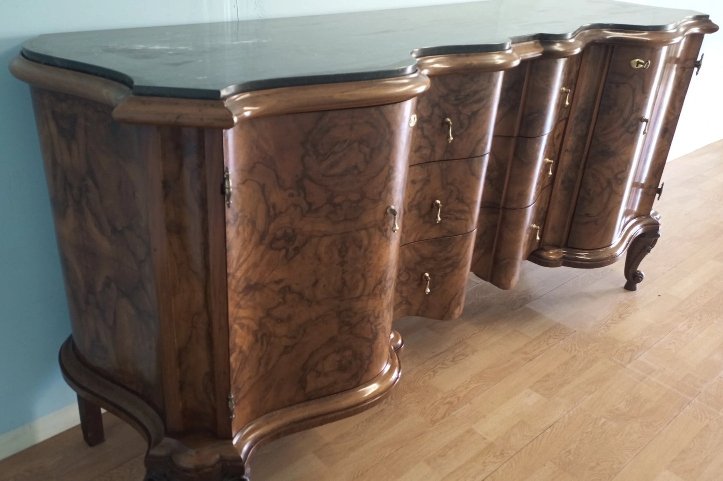 Credenza bassa chippendale in radica di noce con pannelli curvi e raffinato intarsio decorativo in legno ornato